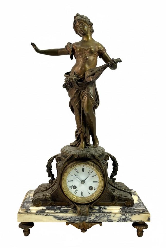 Zegar zdobiony pełnoplastyczną figurą tancerki z mandoliną