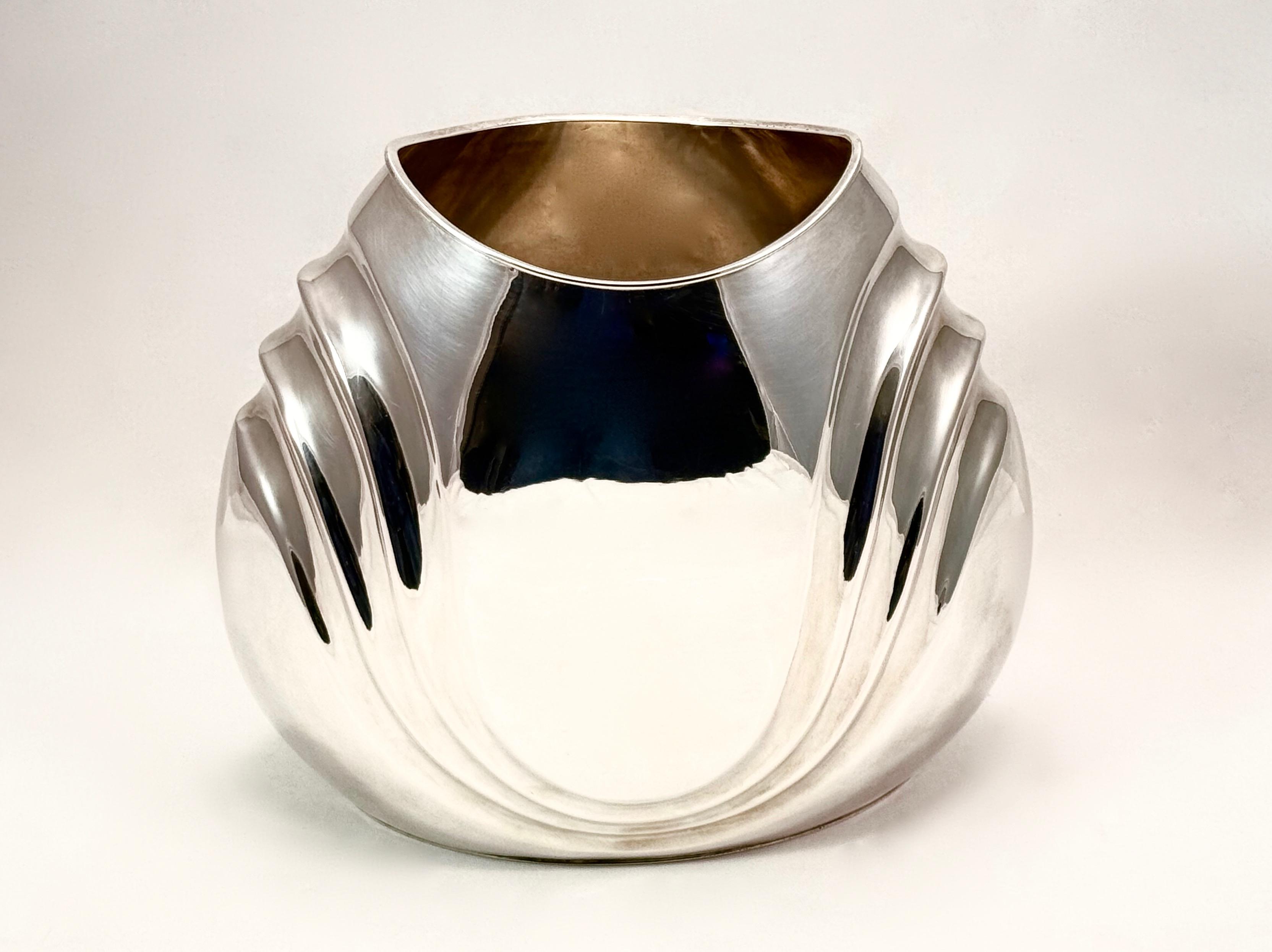 Srebrny reliefowy wazon w stylu art deco, masa 1185 g