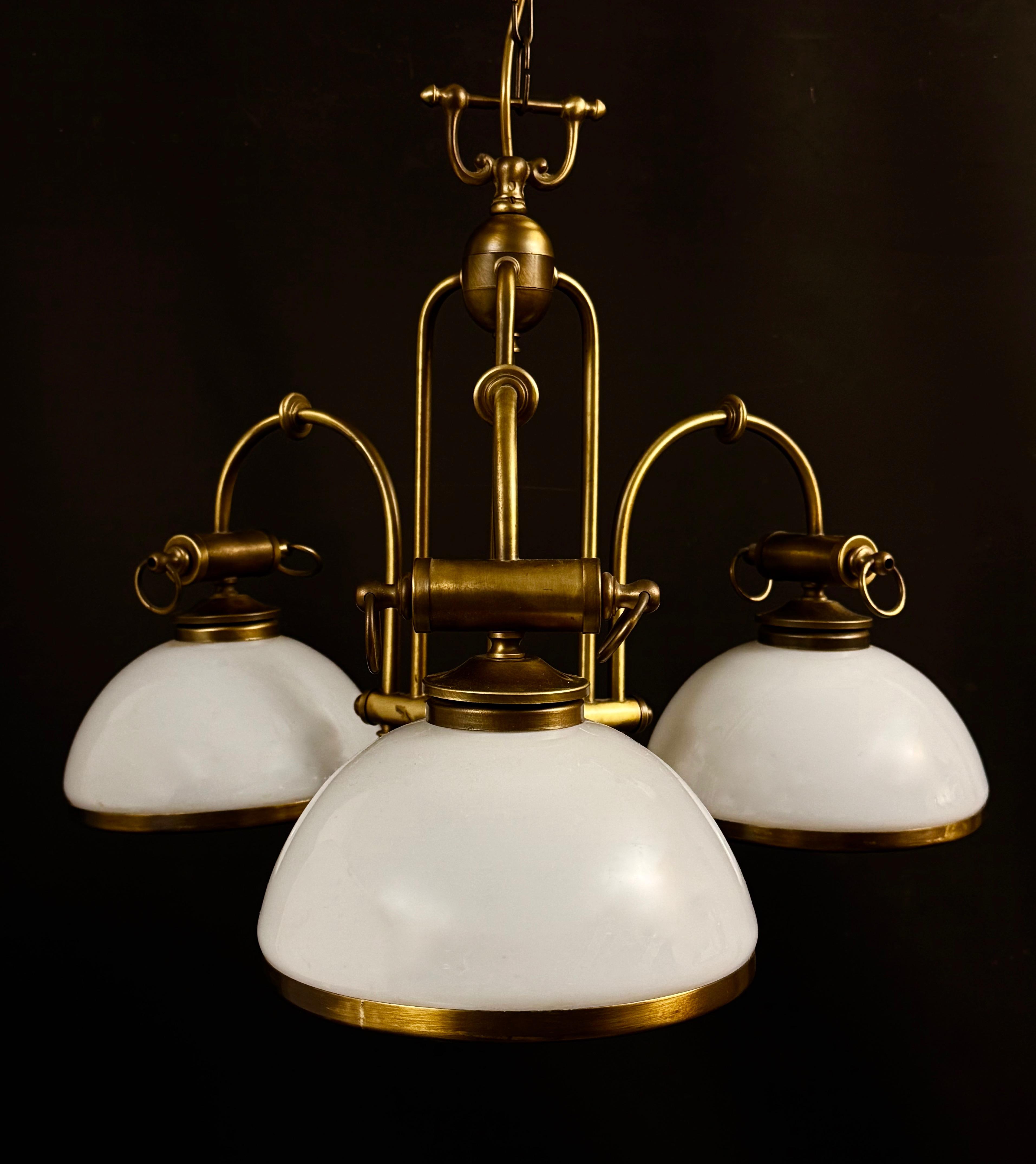 Żyrandol  trójramienny z kloszami