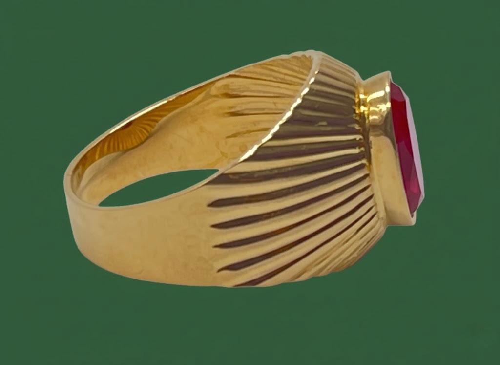 Złoty pierścionek zdobiony syntetycznym rubinem, masa łączna 7,7 g