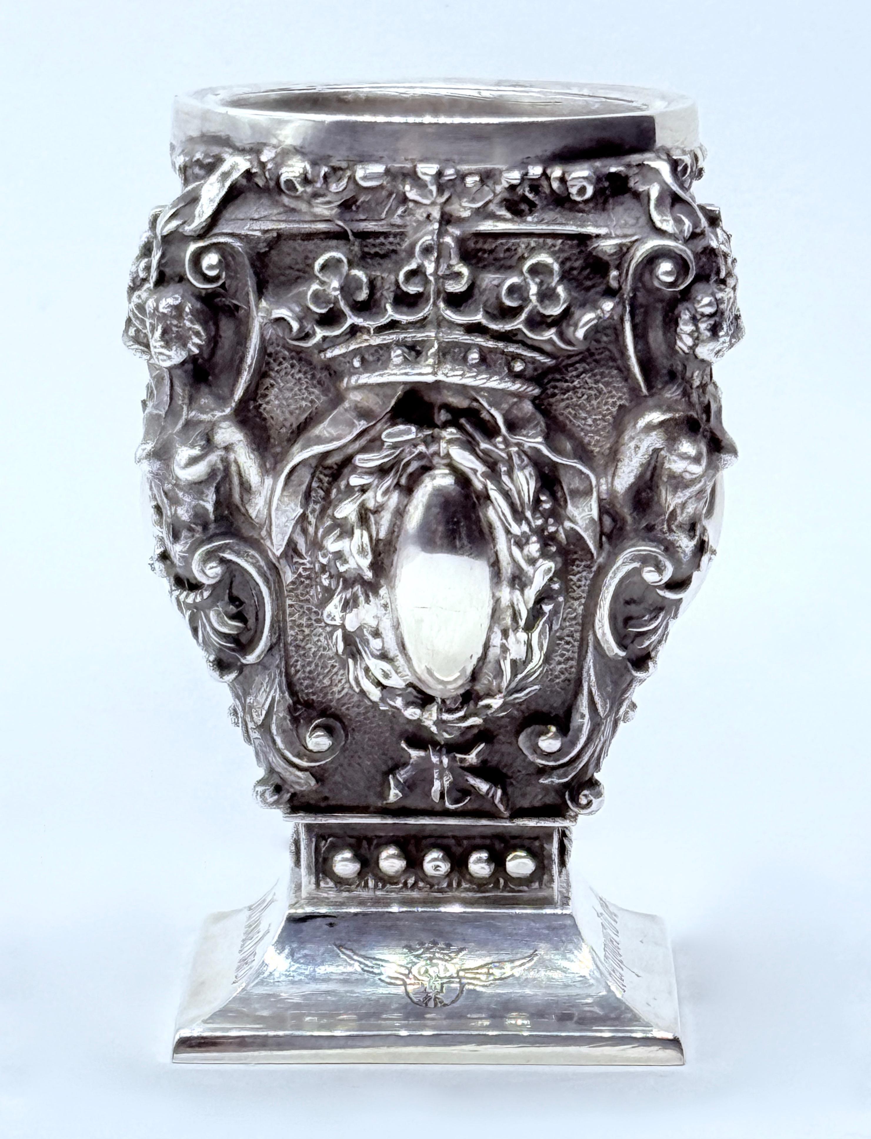 Srebrny dekoracyjny świecznik jednoramienny, masa 194g