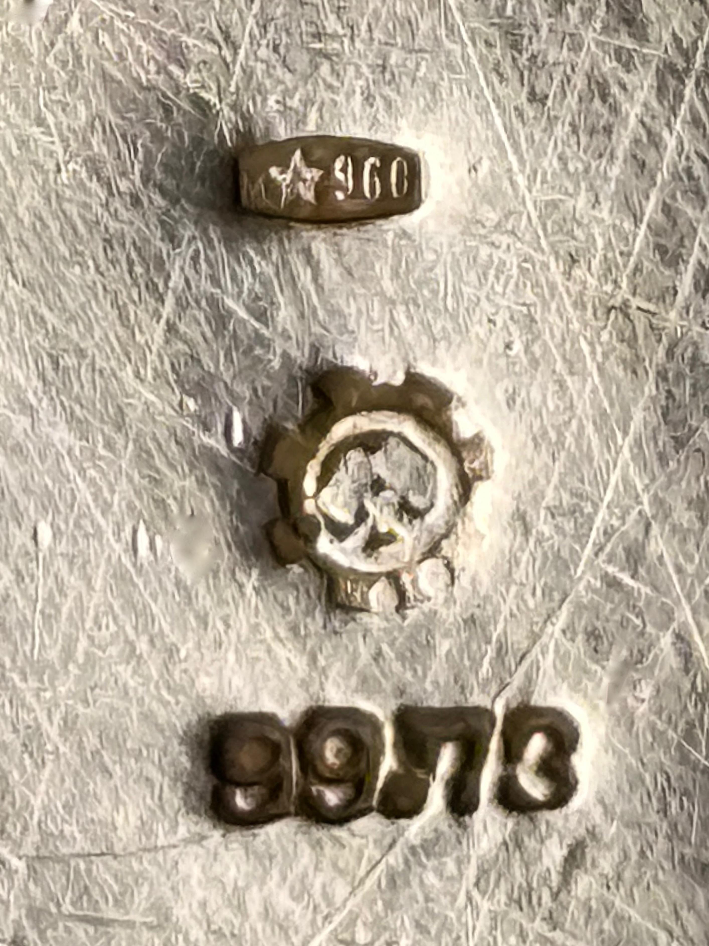 Srebrny czajnik z uchwytem i nakrywą , masa 402 g