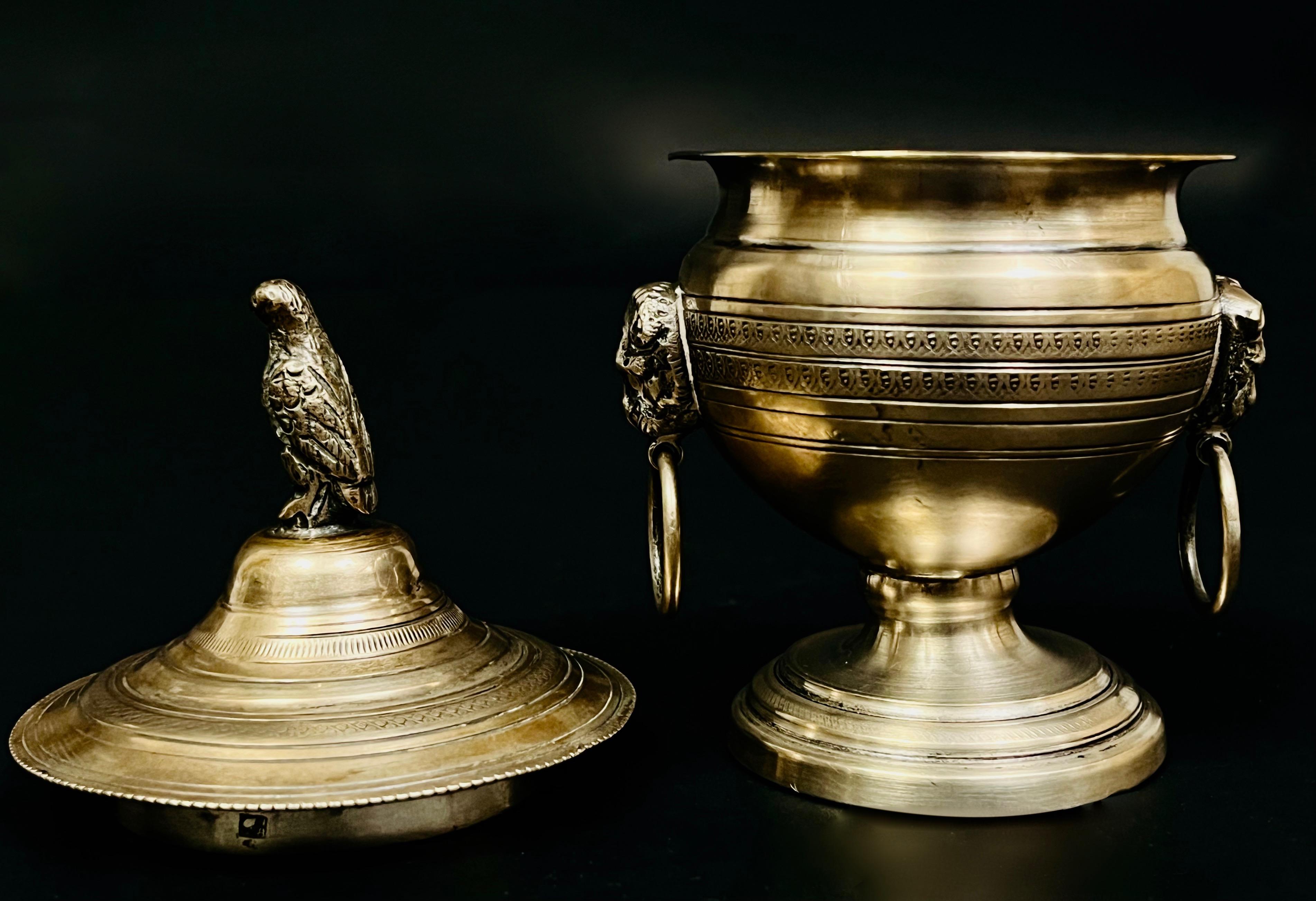 Srebrna ozdobna cukiernica dekorowana na nakrywie figurą sokoła