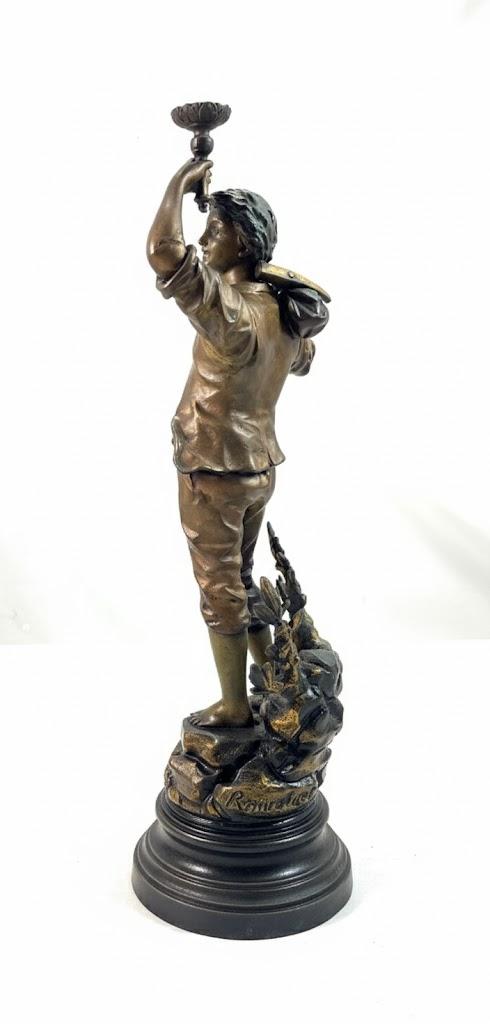 Dekoracyjna figura młodego wędrowca stojąca na cokole