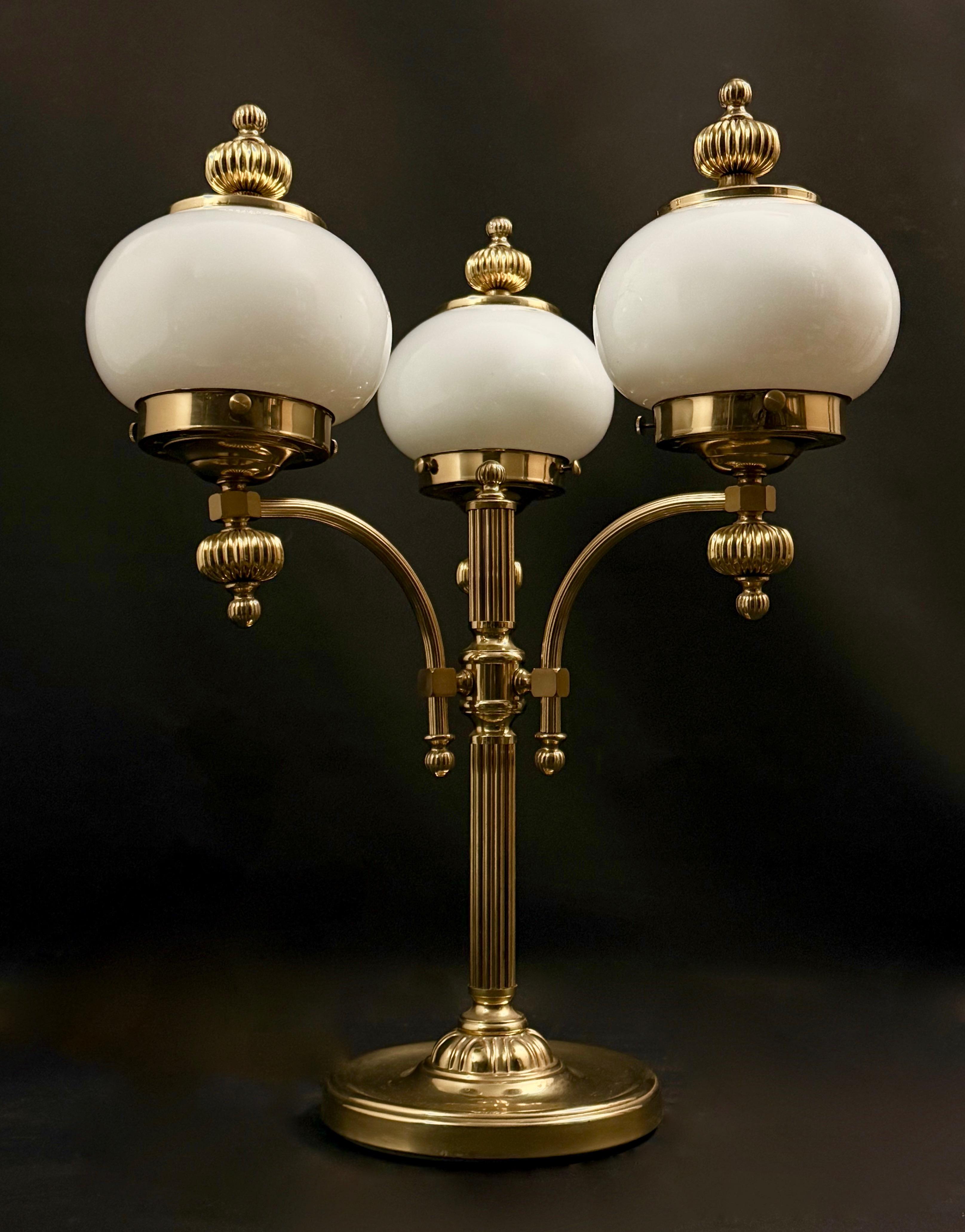 Dekoracyjna lampa trójramienna biurkowa z kloszami