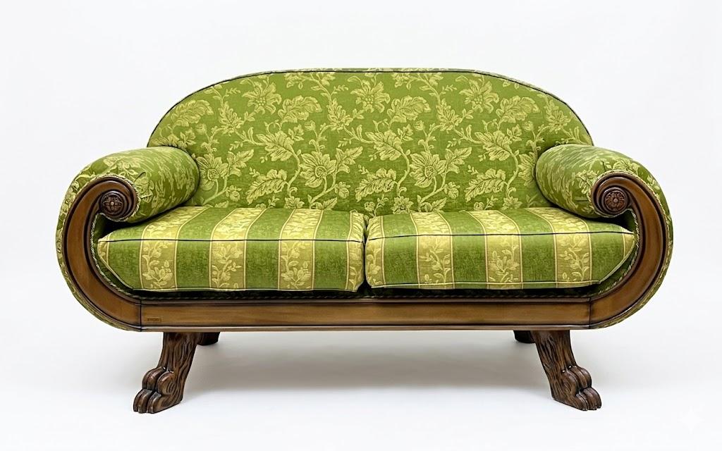 Salonowa sofa dwuosobowa stojąca na 4 lwich łapach