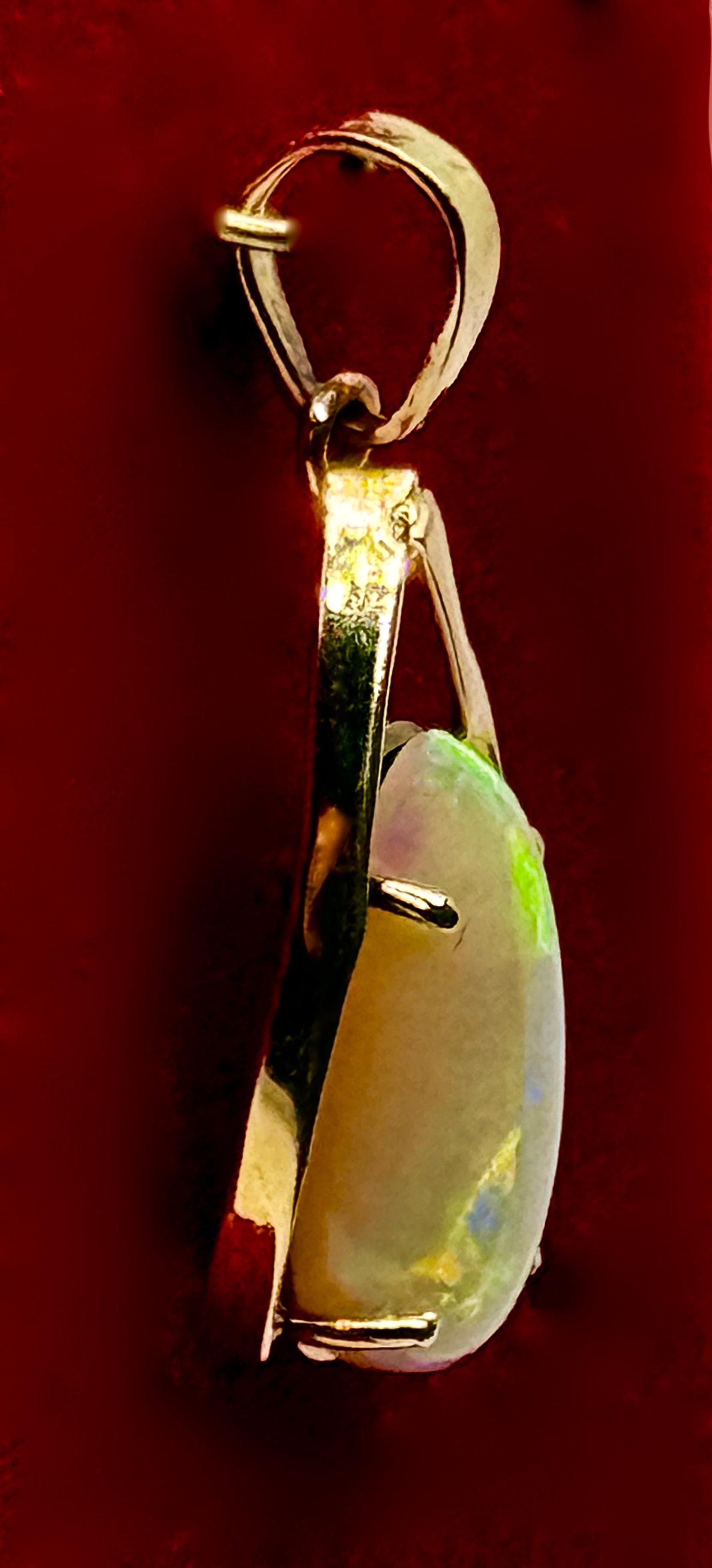 Złoty wisior zdobiony opalem