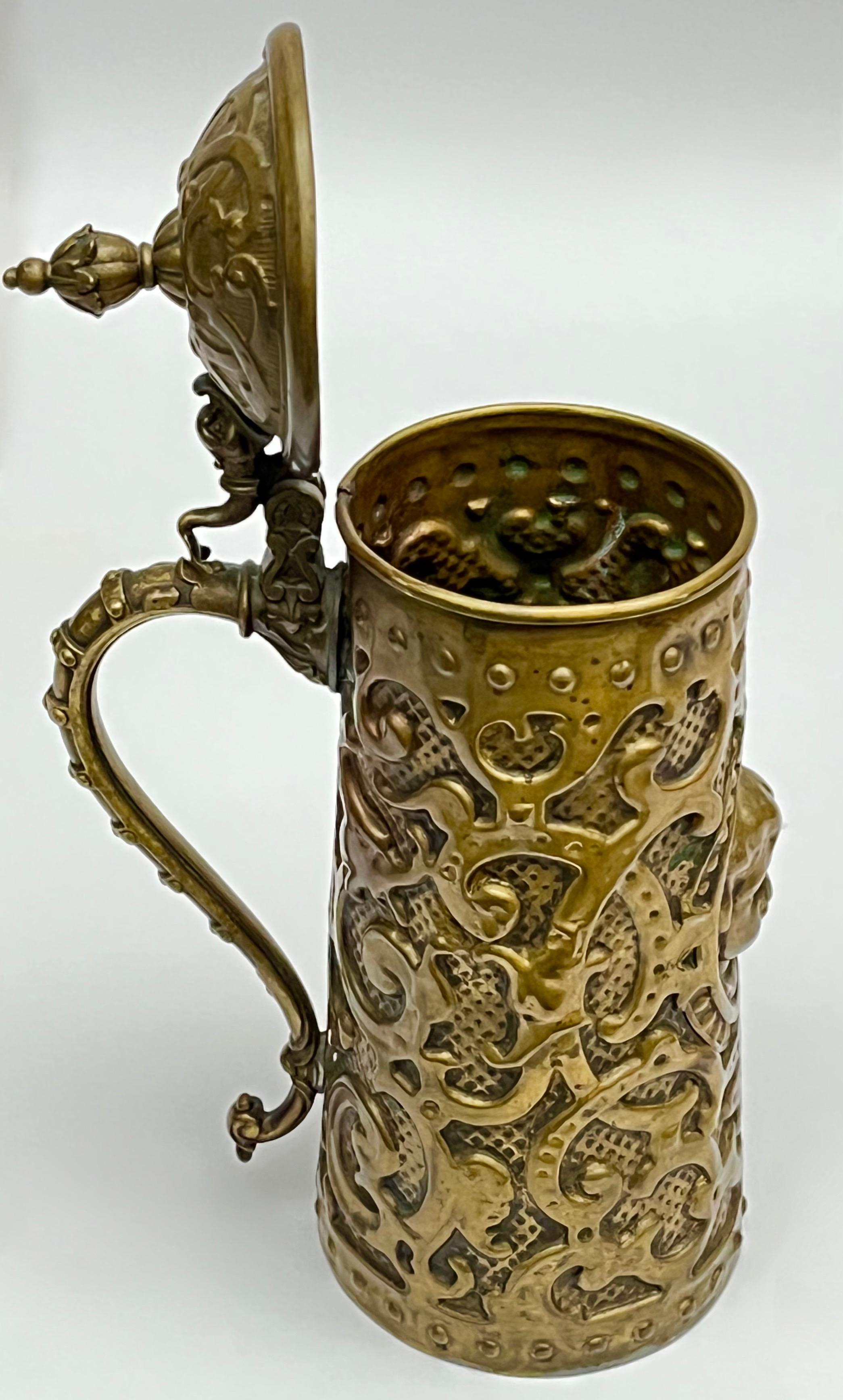 Dekoracyjny kufel z nakrywą