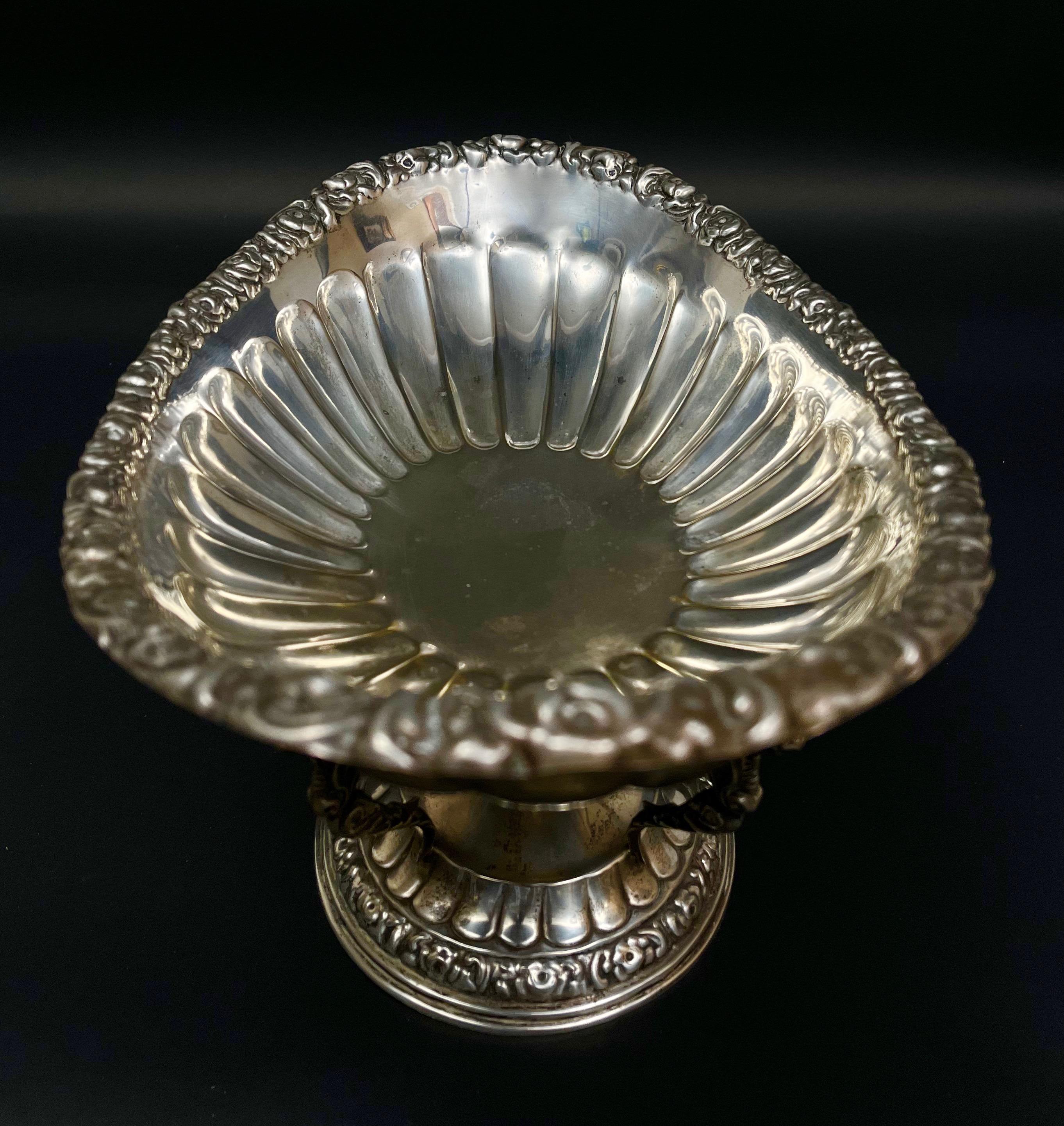 Dekoracyjna patera platerowa stojąca na 4 gryfowych nogach