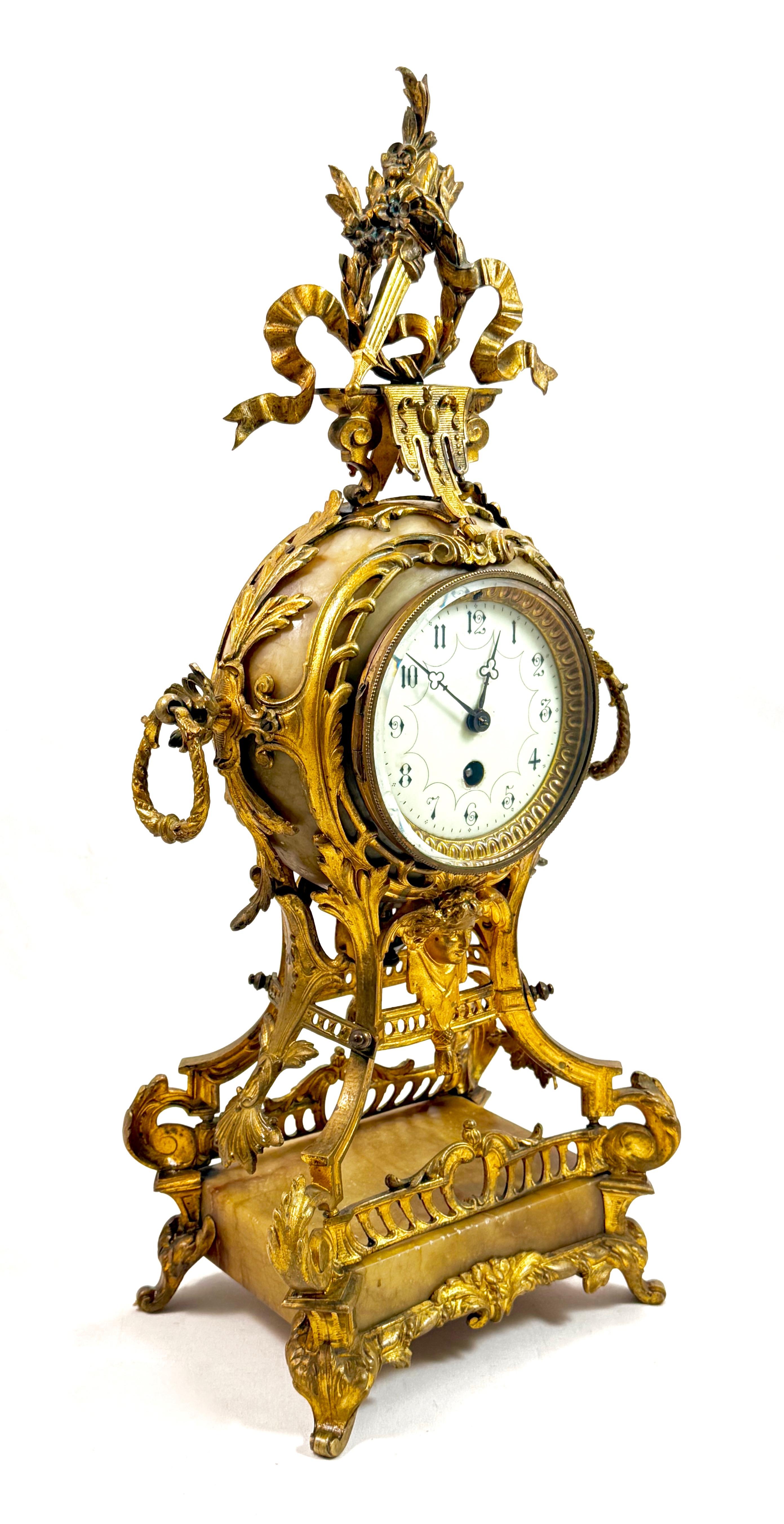 Ażurowy zegar salonowy