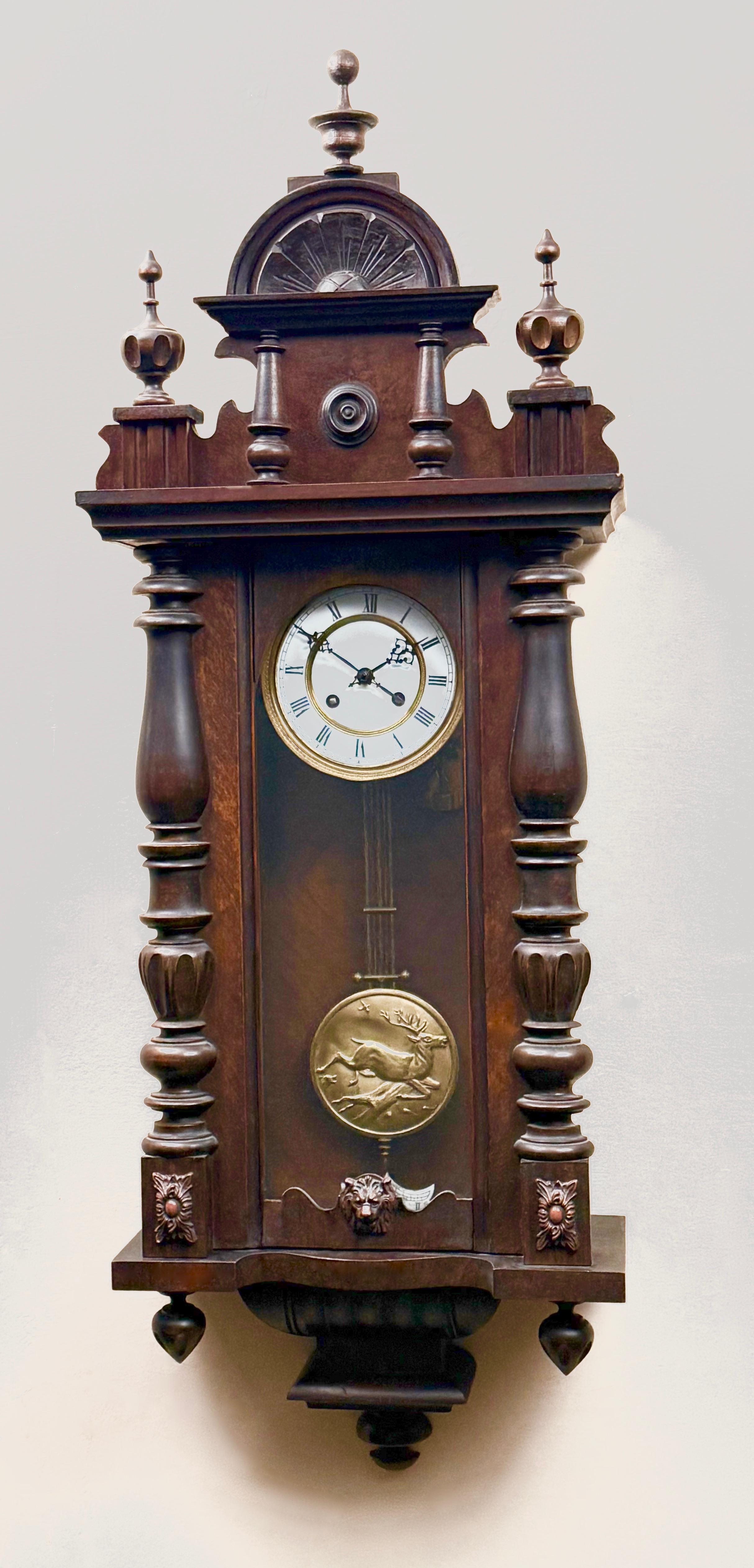 Dekoracyjny zegar ścienny szafkowy