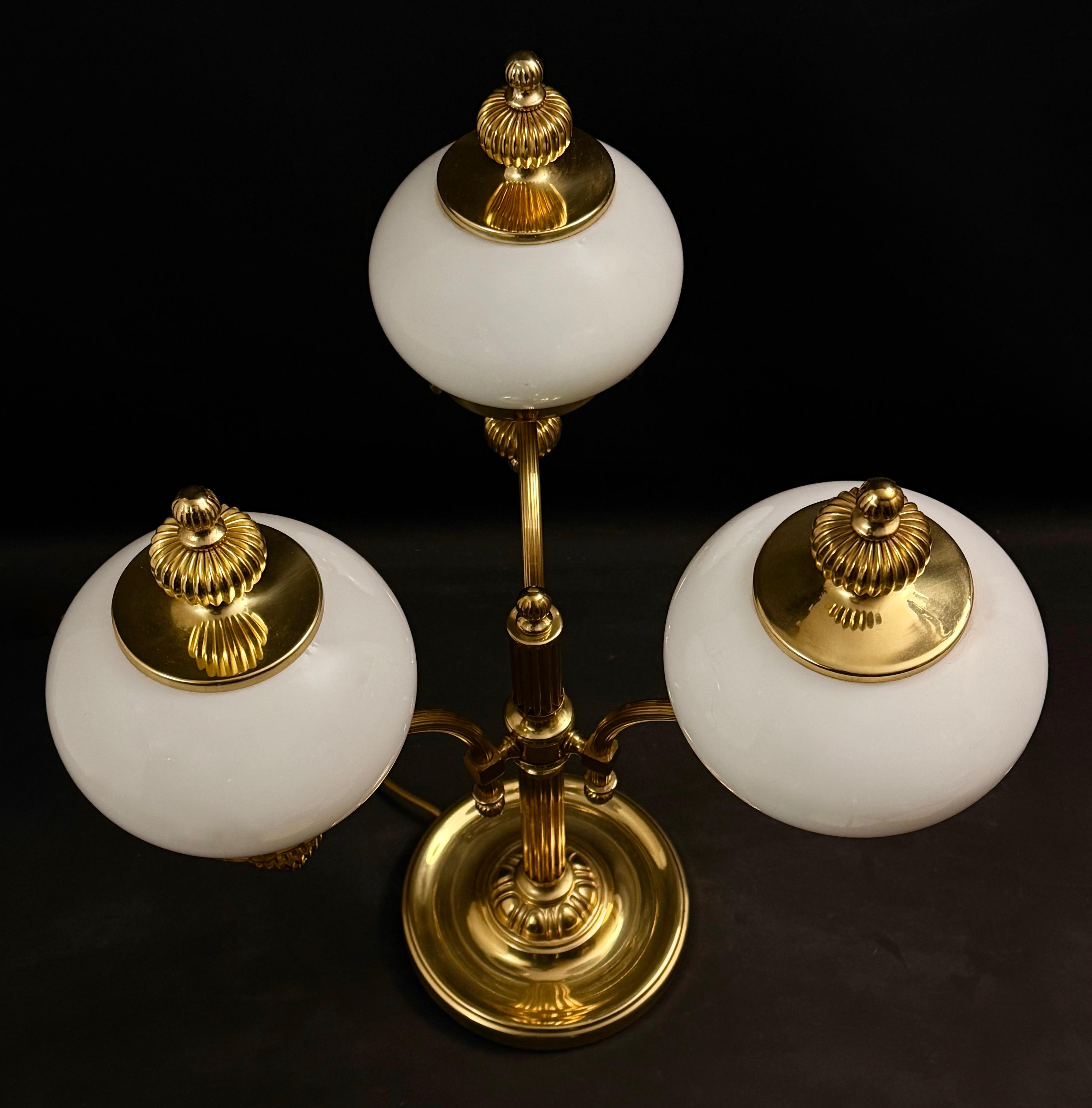 Dekoracyjna lampa trójramienna biurkowa z kloszami