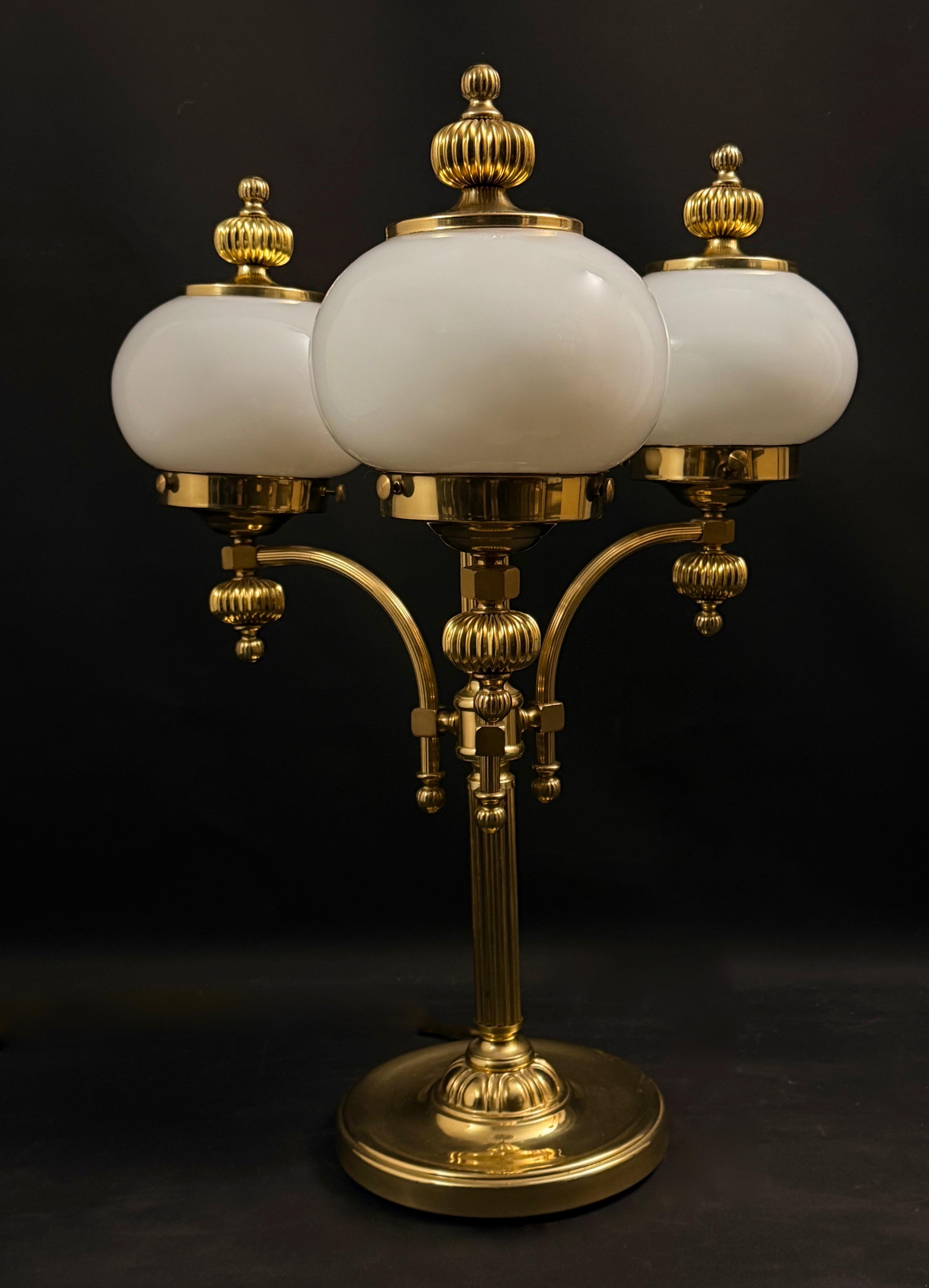 Dekoracyjna lampa trójramienna biurkowa z kloszami