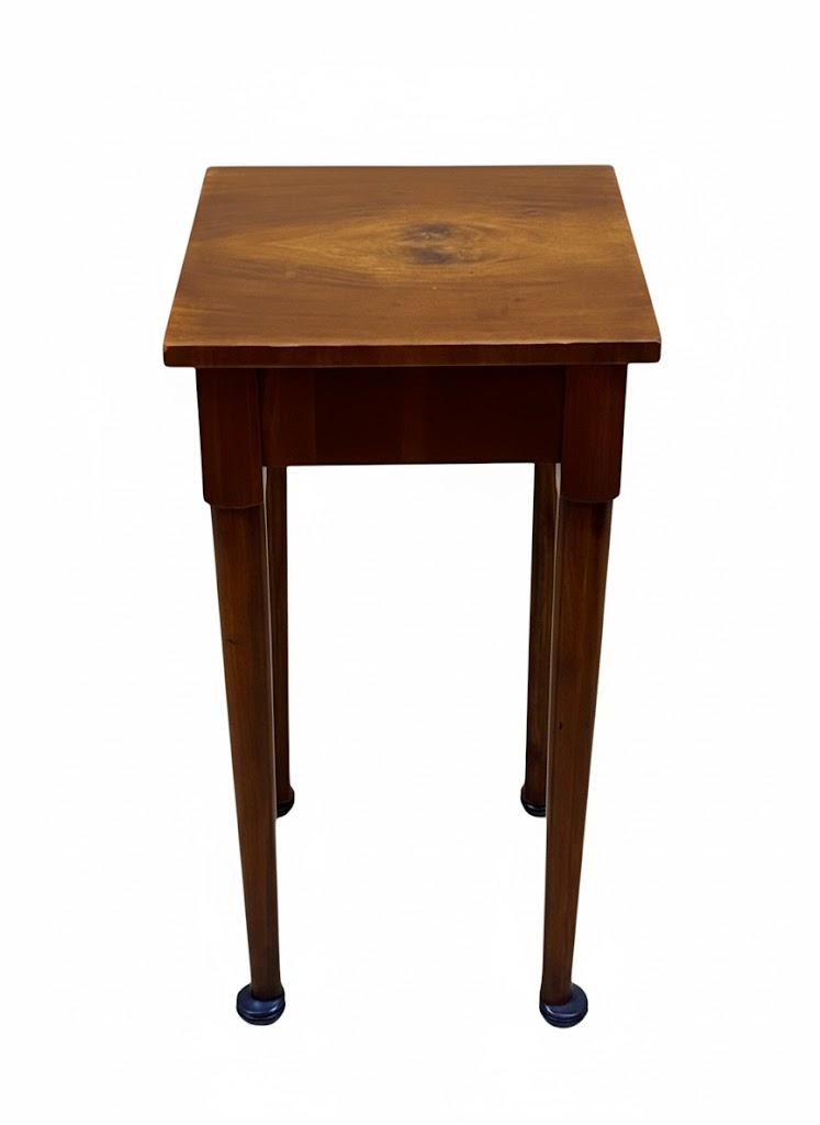 Stolik okolicznościowy z jedną szufladą