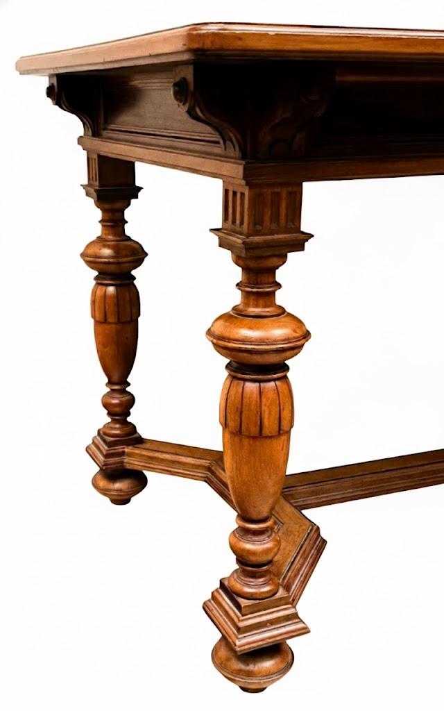 Salonowy stół w stylu barokowym