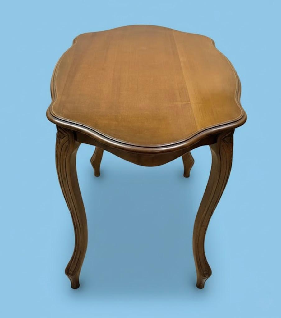 Stolik salonowy stojący na 4 giętych nogach