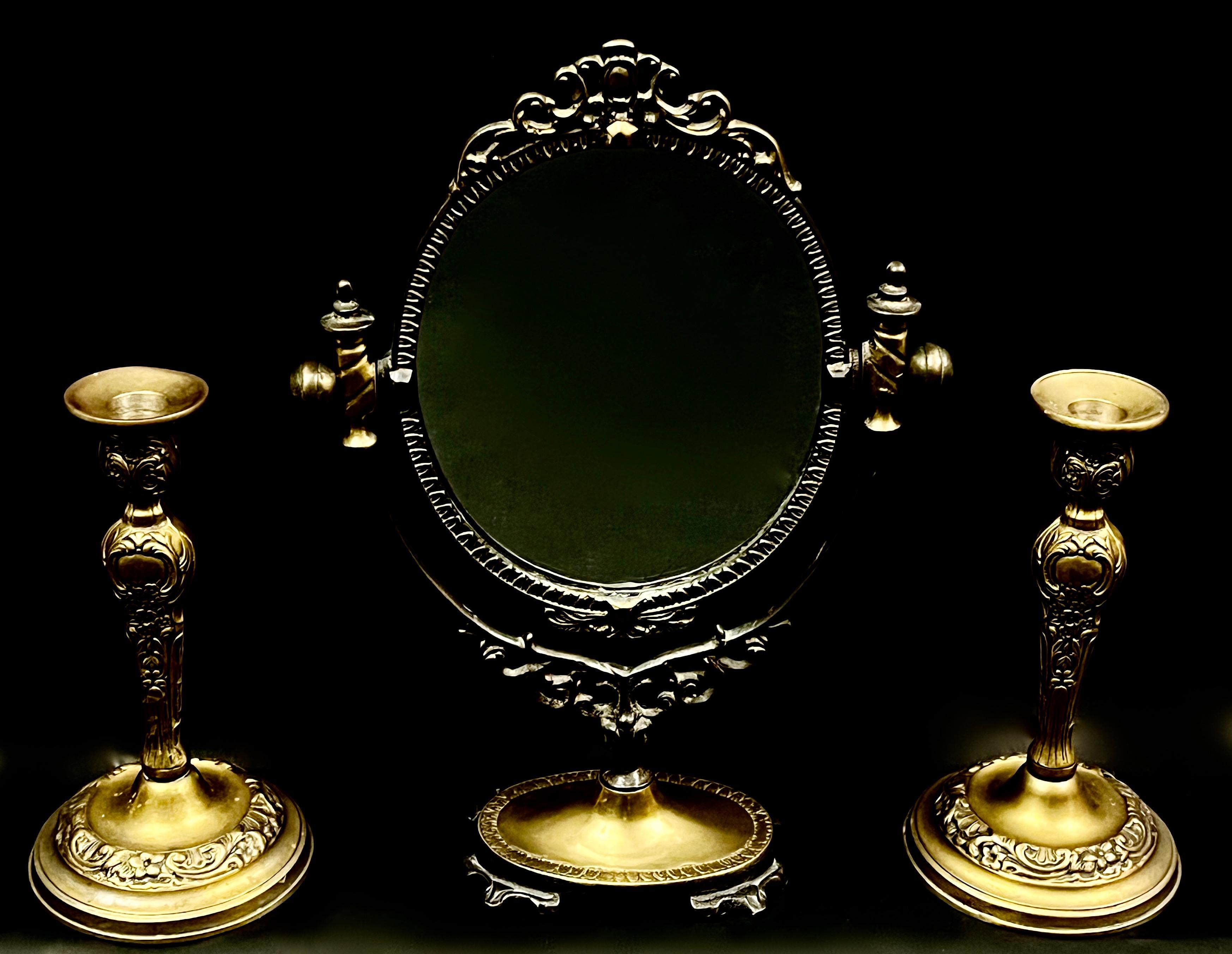 Dekoracyjny zestaw -zwierciadło i para lichtarzy