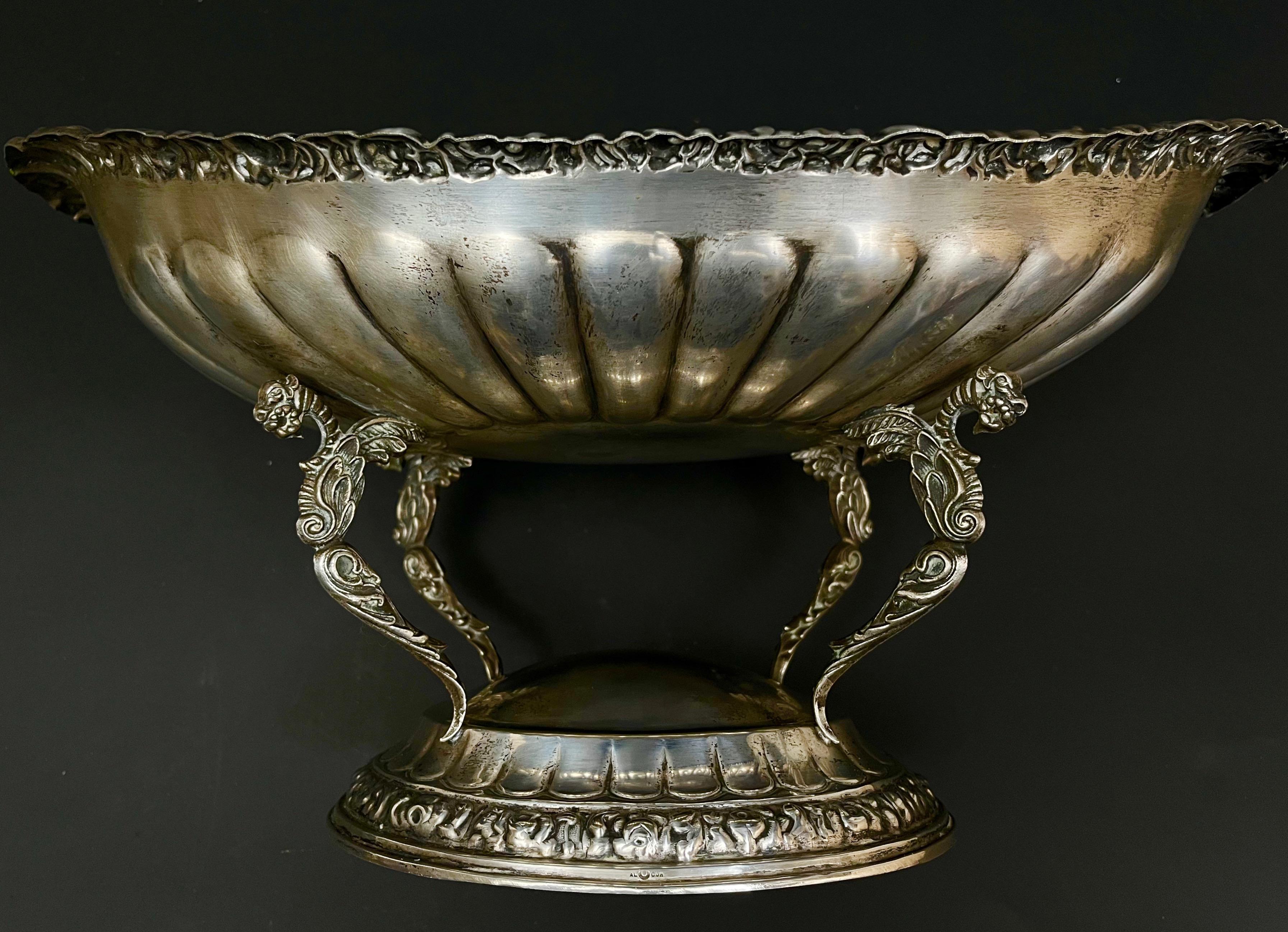 Dekoracyjna patera platerowa stojąca na 4 gryfowych nogach