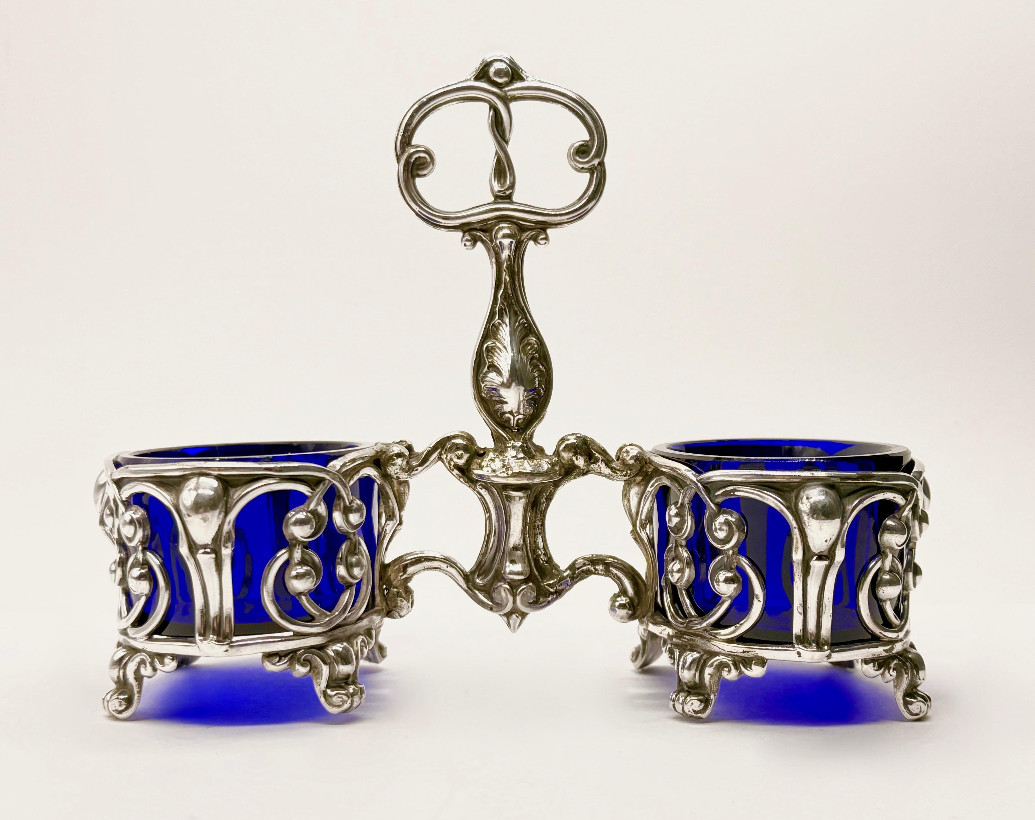 Srebrny kabaret do przypraw z kobaltowymi szklanymi wkładami, masa łączna 312 g