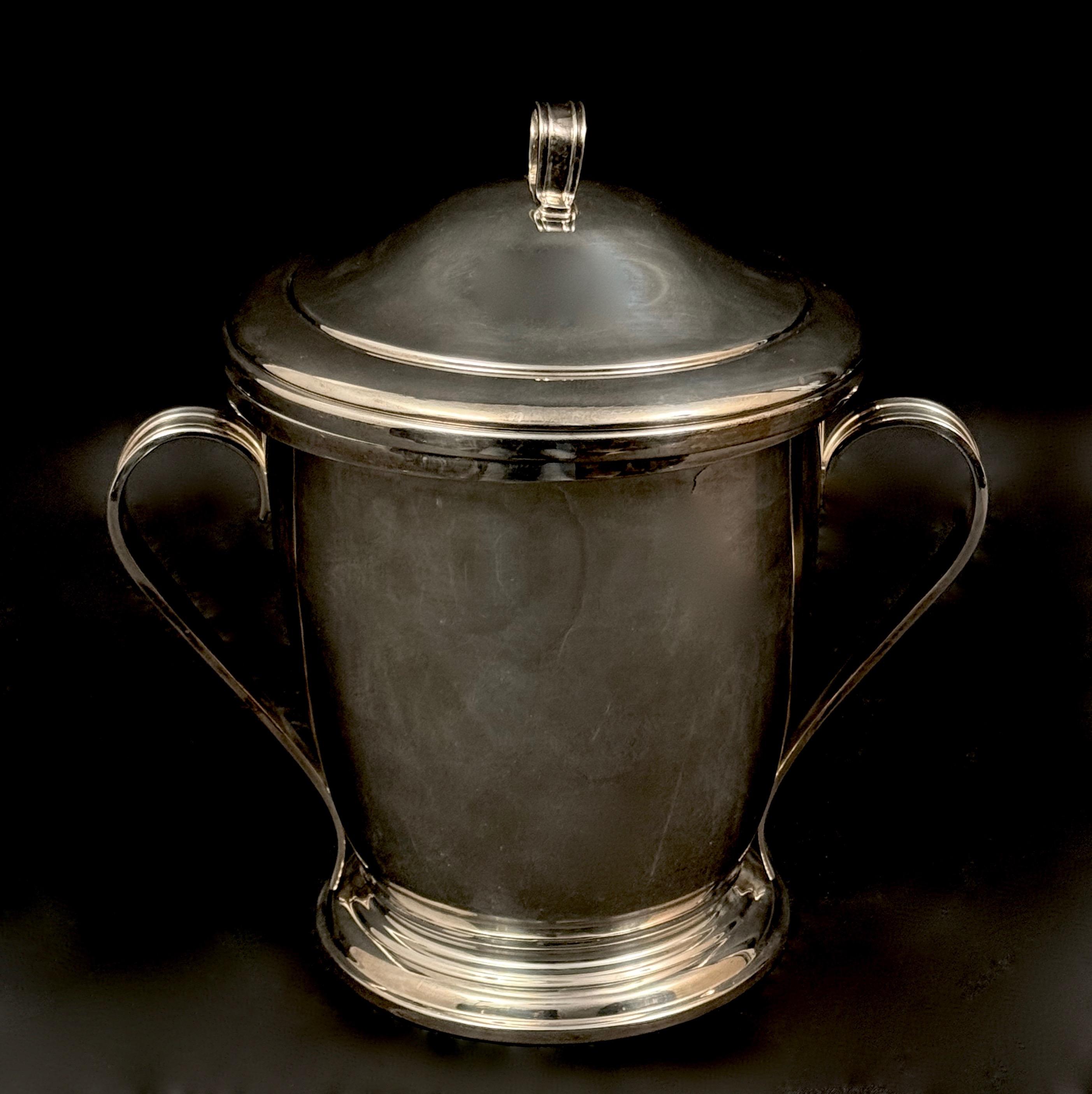 Srebrny puchar z nakrywą i dwoma bocznymi reliefowymi uchwytami, masa łączna 965 g