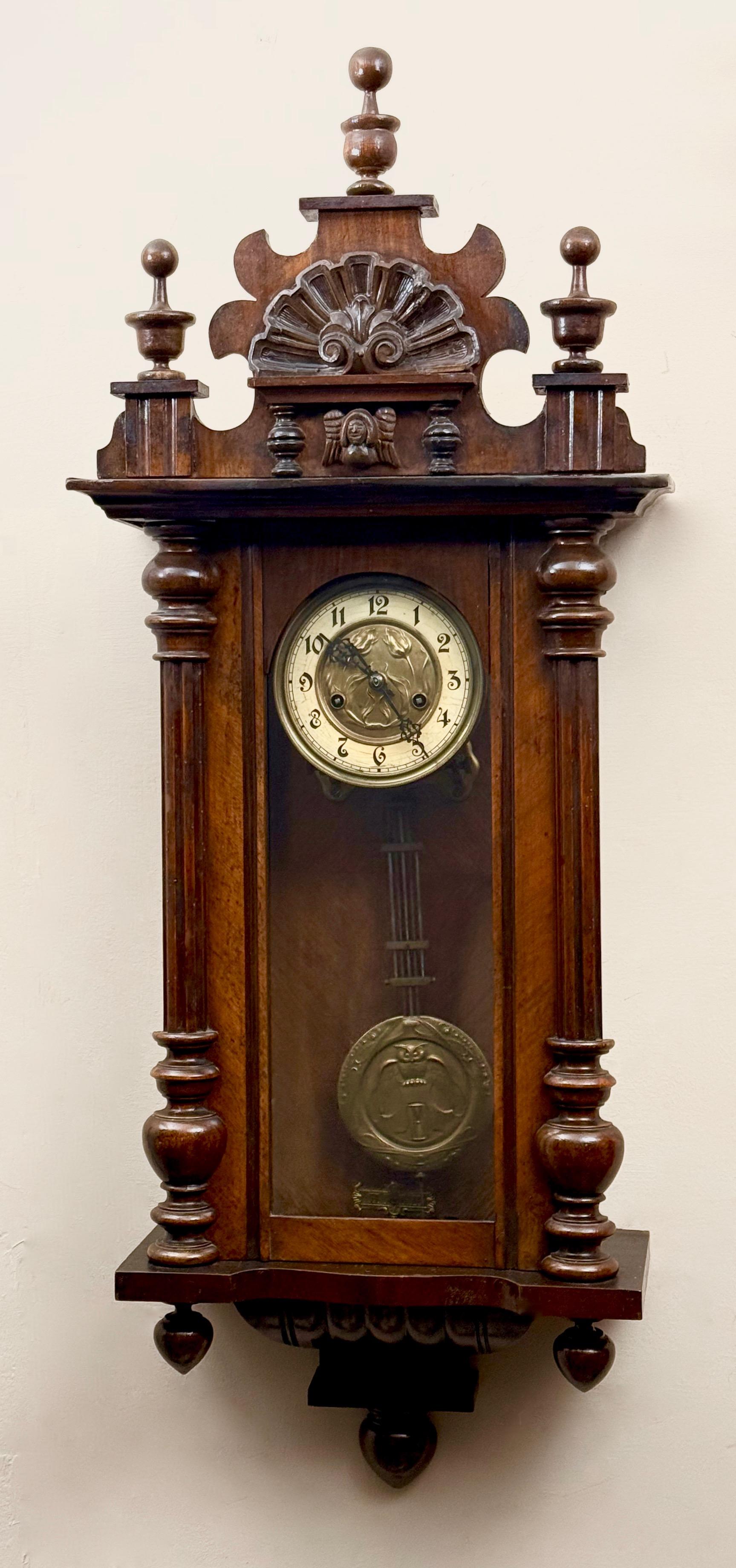 Dekoracyjny zegar ścienny szafkowy