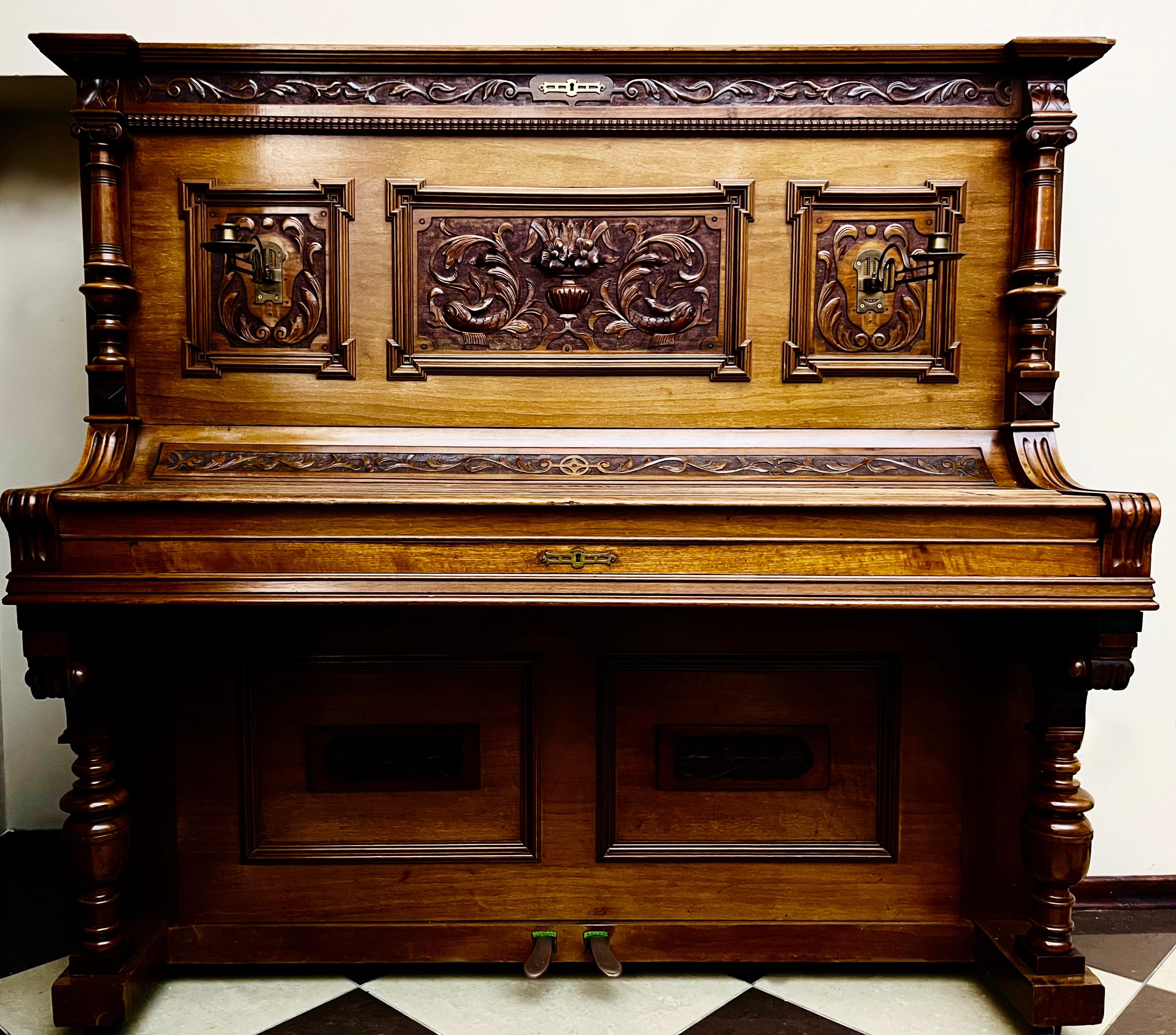 Dekoracyjne pianino salonowe