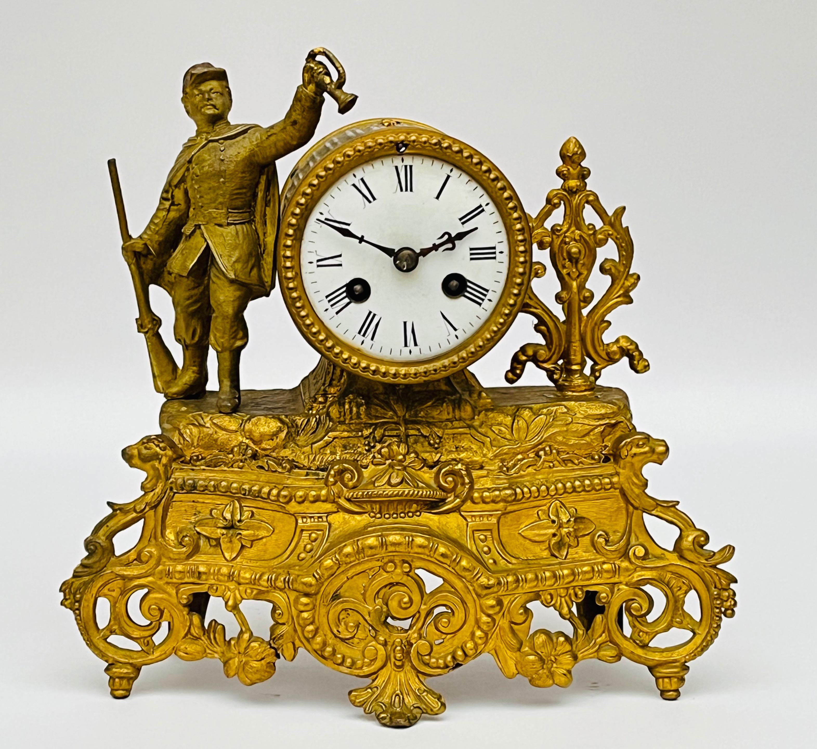 Złocony zegar komodowy