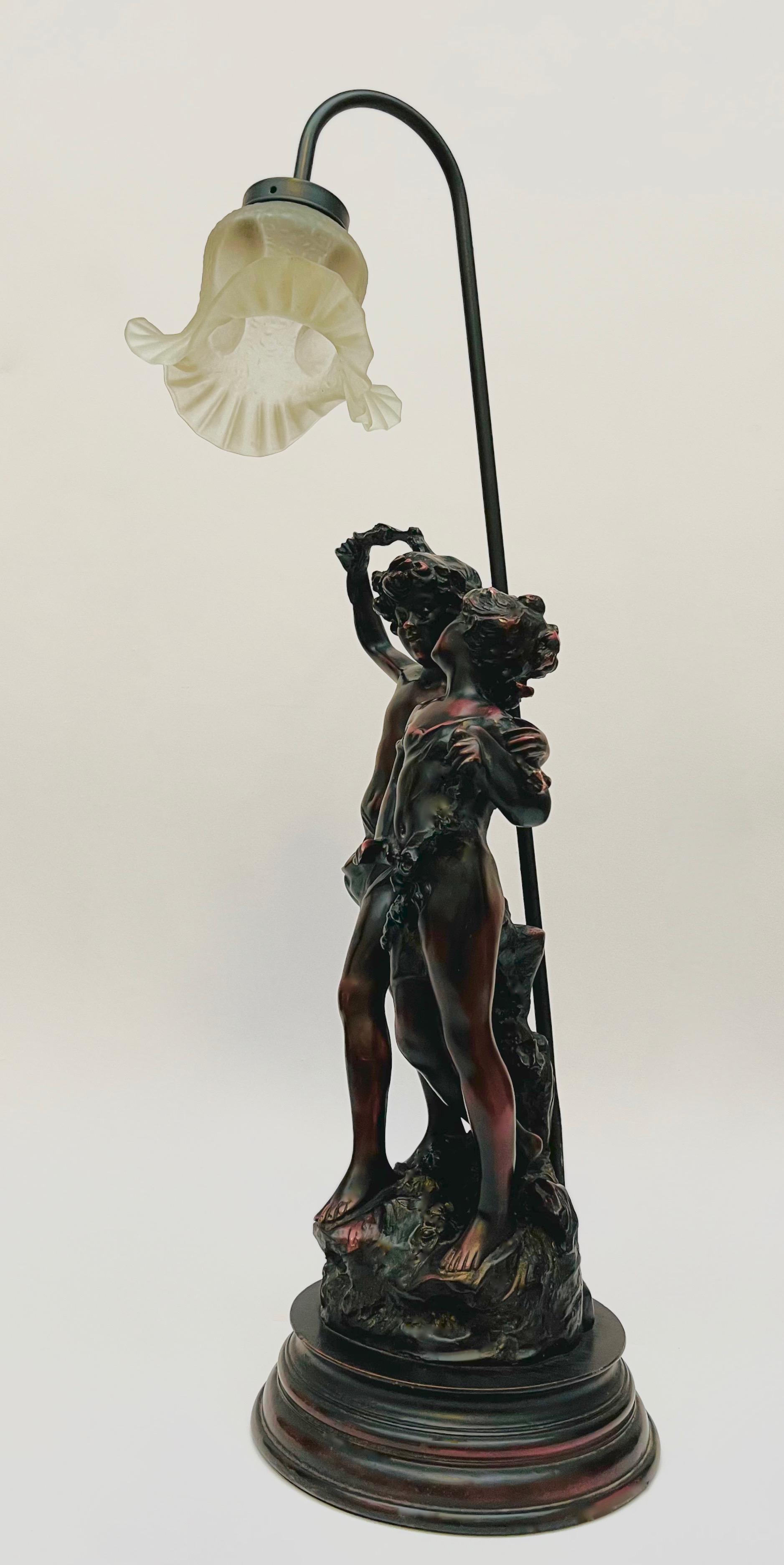 Dekoracyjna figuralna lampa salonowa