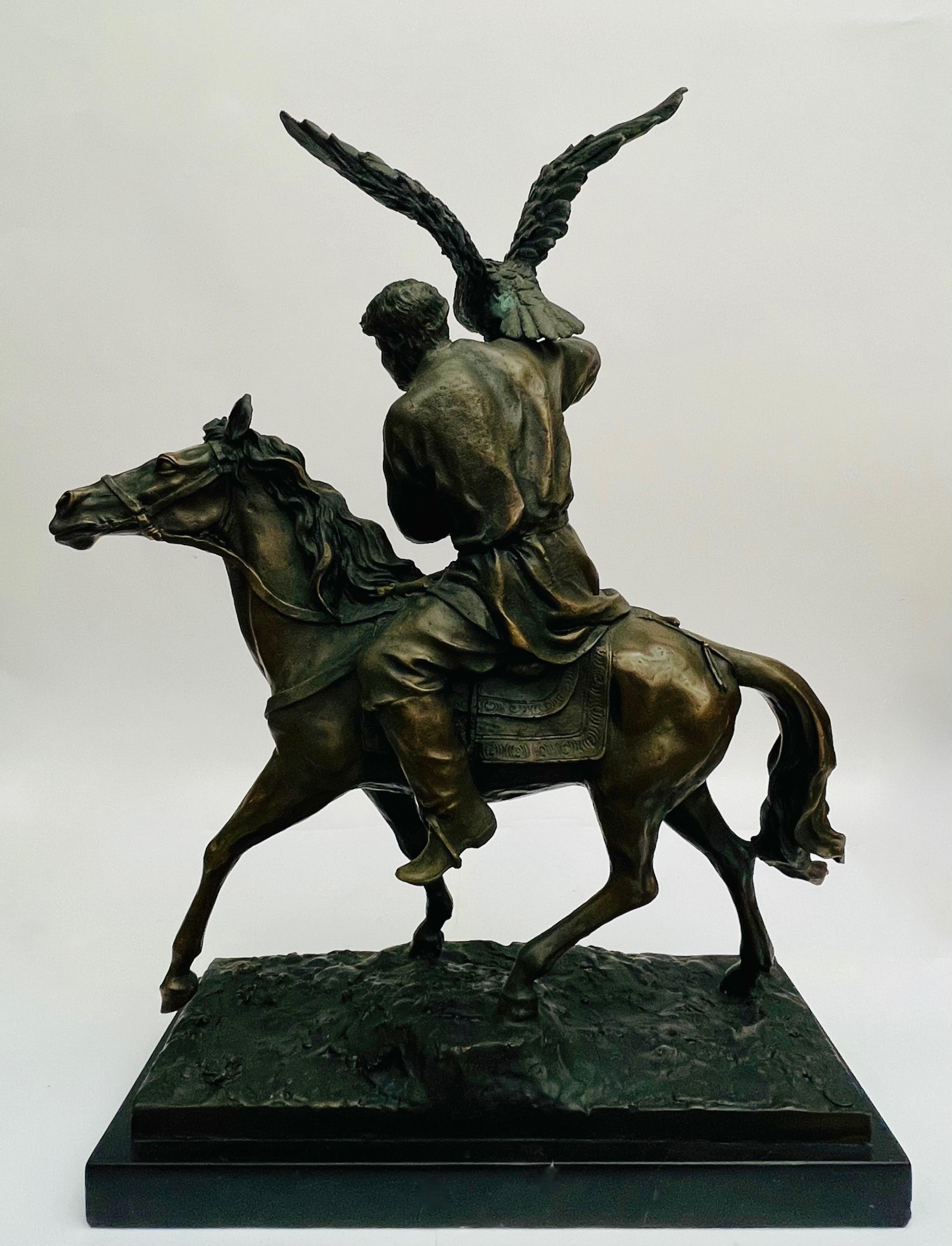 Dekoracyjna figura sokolnika na koniu 