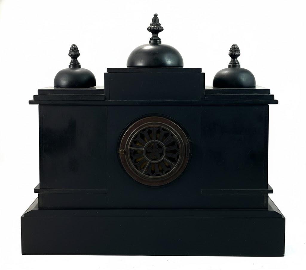 Dekoracyjny zegar komodowy zdobiony sześcioma kolumnami