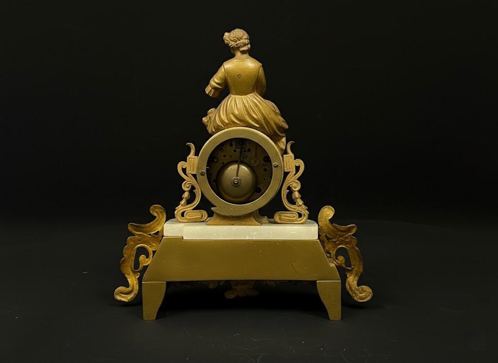 Zegar komodowy zdobiony na szczycie pełnoplastyczną figurą kwiaciarki