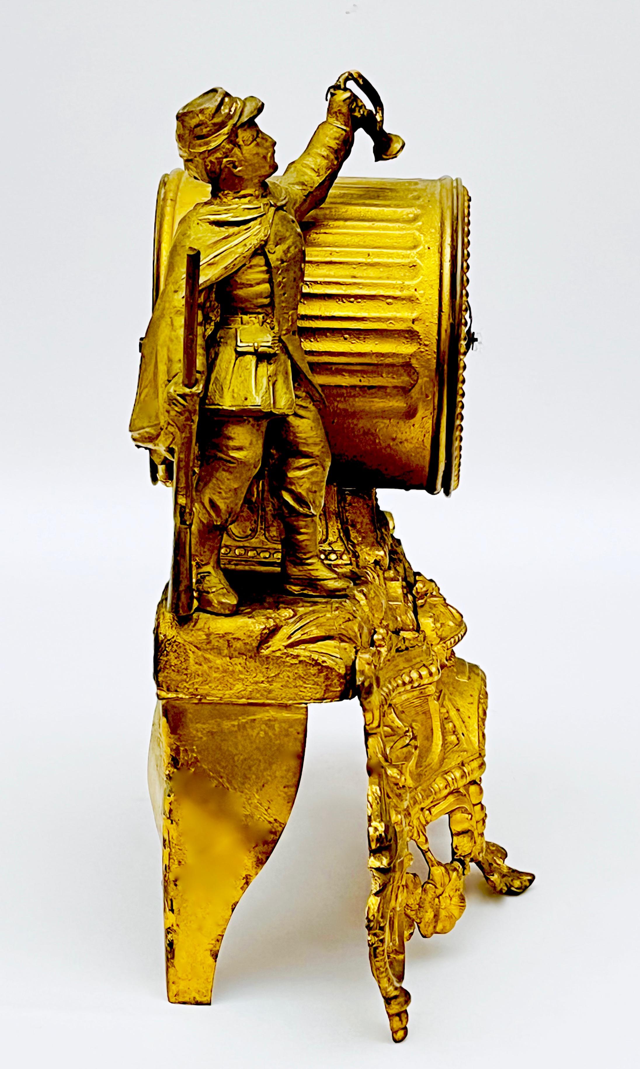 Złocony zegar komodowy