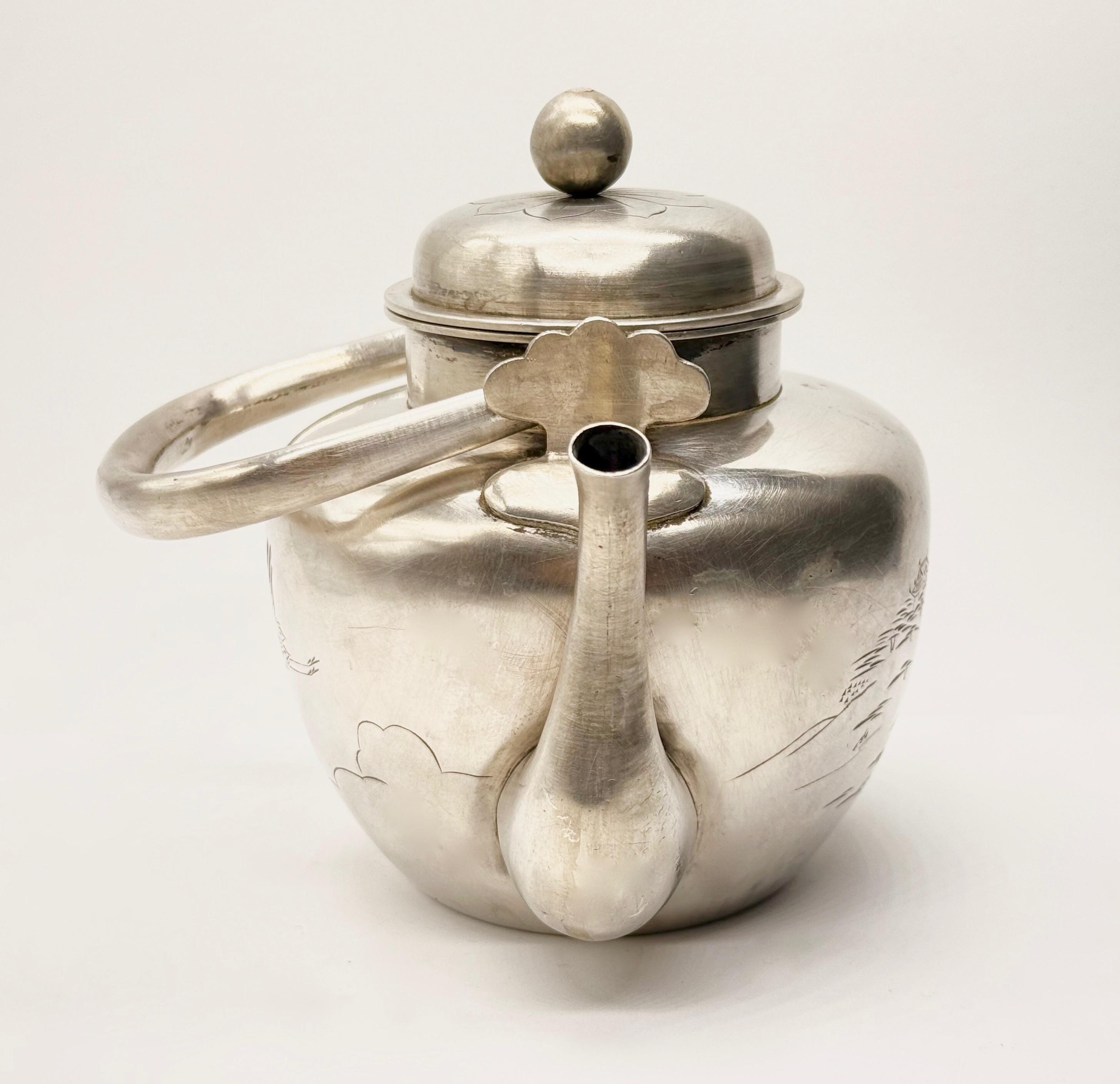 Srebrny czajnik z uchwytem i nakrywą , masa 402 g