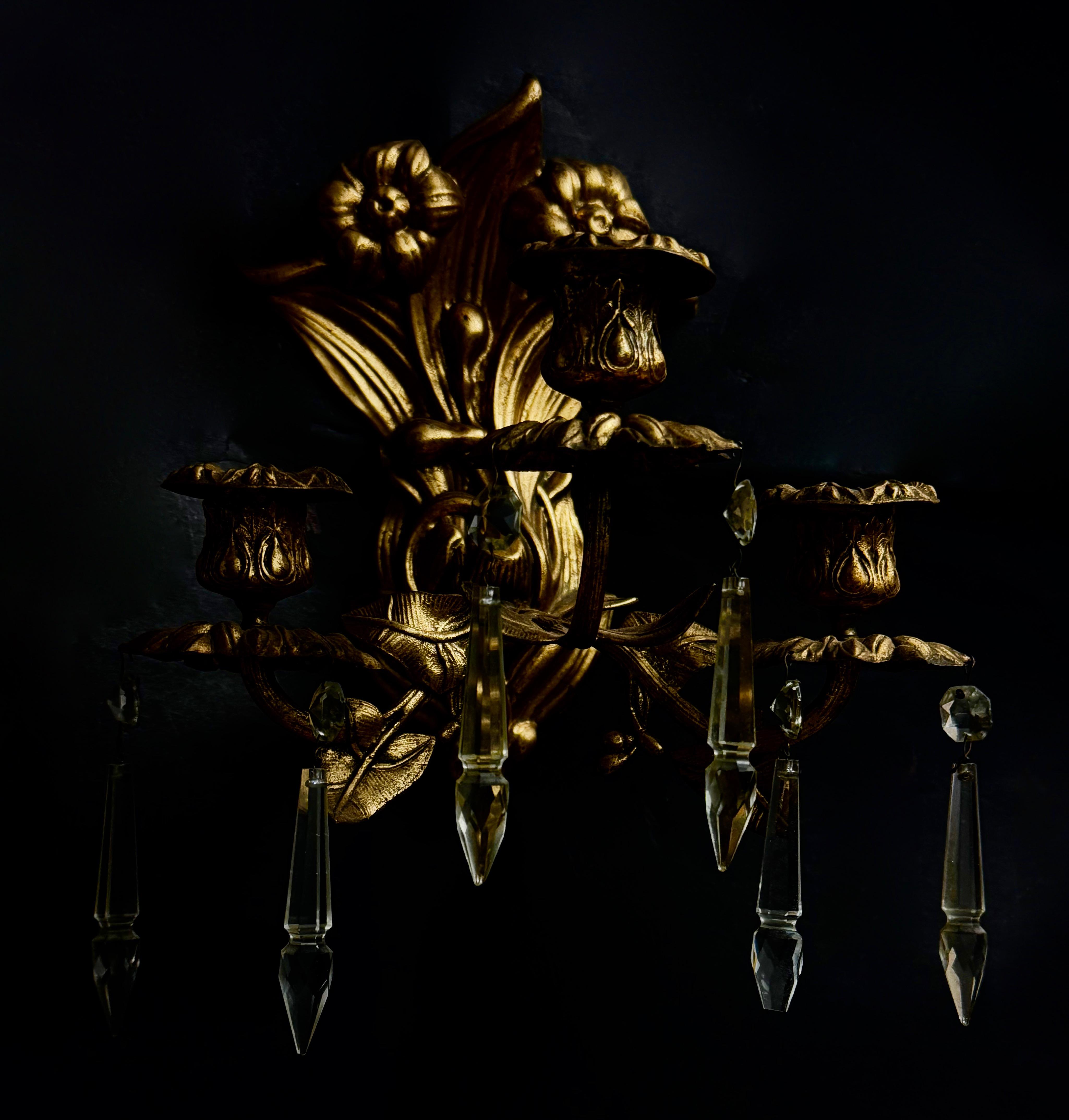 Dekoracyjny kinkiet trójramienny zdobiony kryształowymi soplami