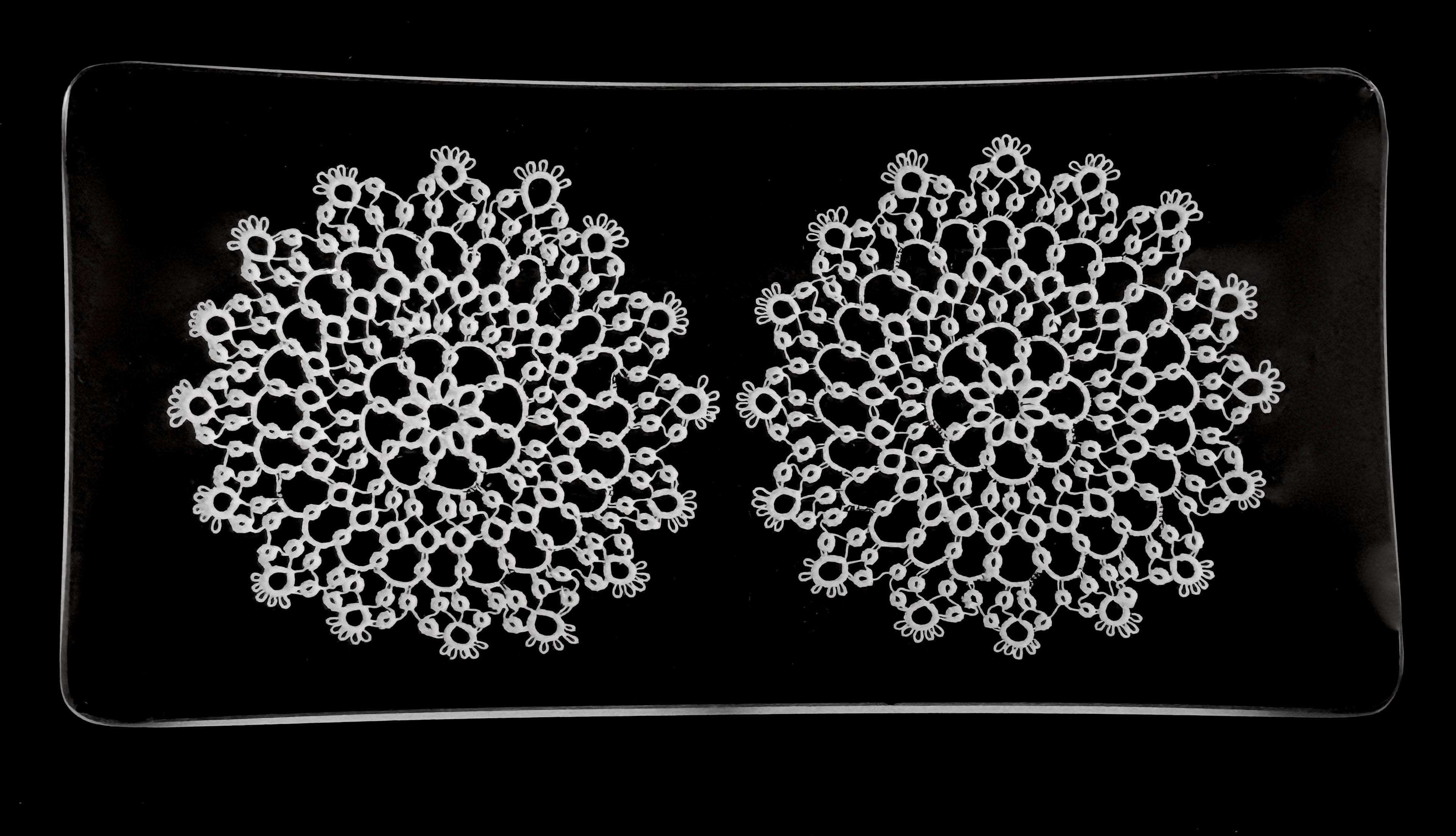 Dekoracyjny szklany zestaw zdobiony ornamentami i rozetami -12 sztuk