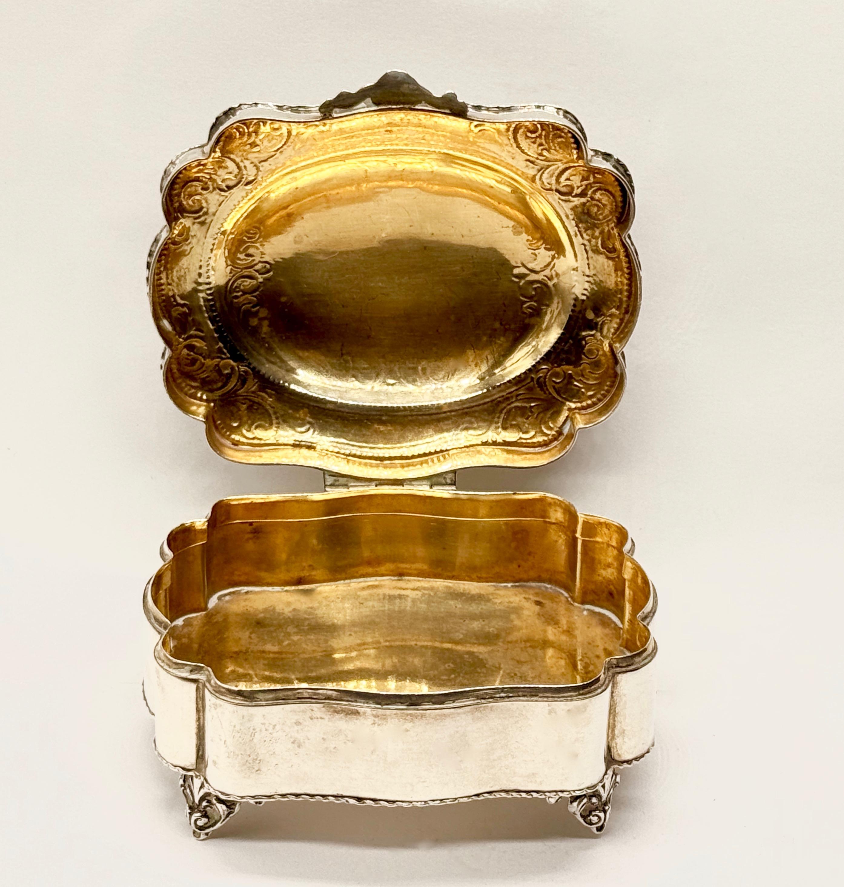 Srebrna szkatułka wielolistna zdobiona na wieku kaboszonem w kartuszu, masa 203 g