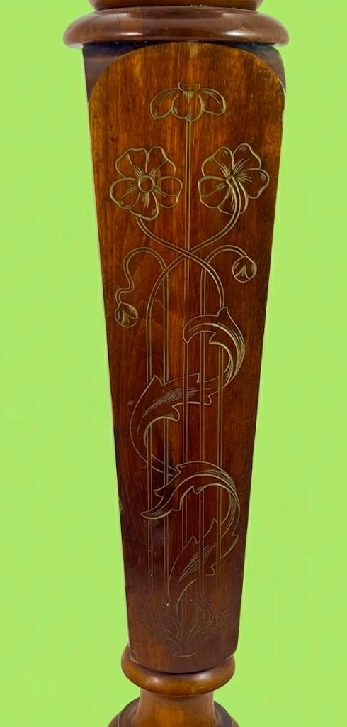 Secesyjny postument salonowy stojący na okrągłej podstawie