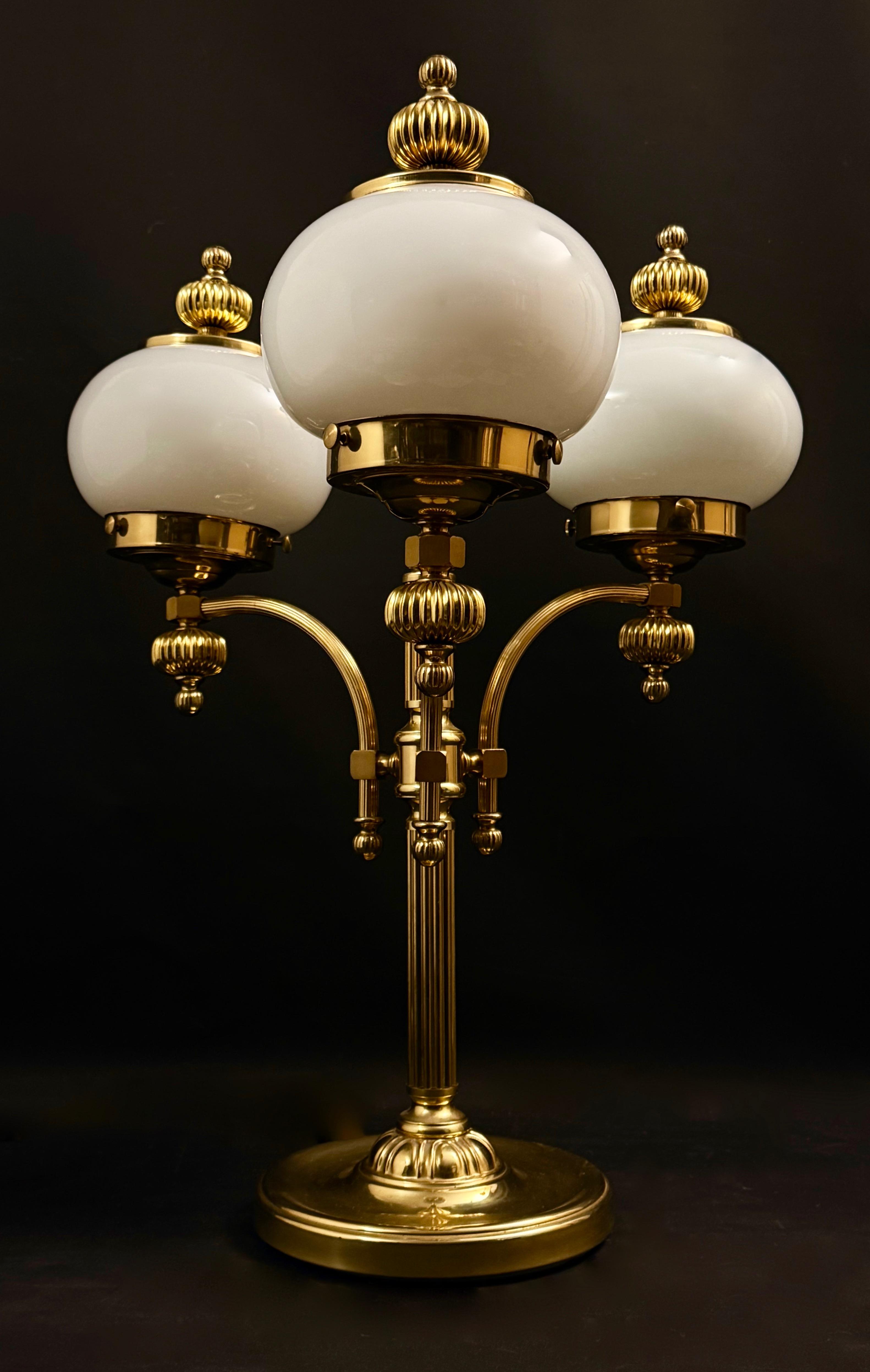 Dekoracyjna lampa trójramienna biurkowa z kloszami