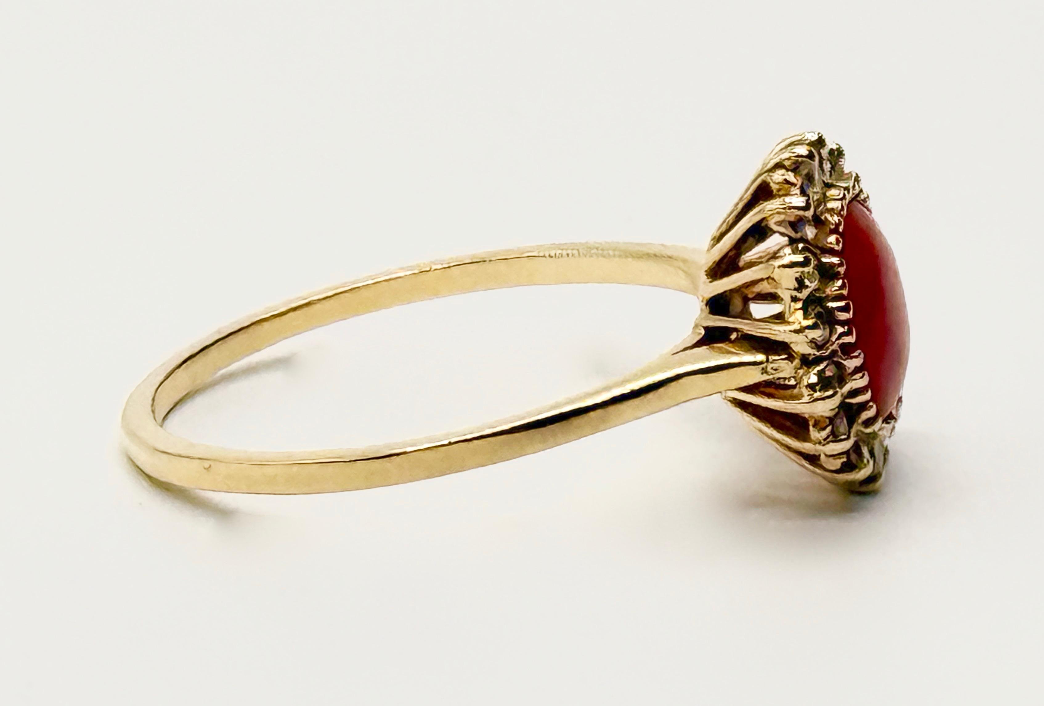 Złoty pierścionek zdobiony koralem , masa 3,8 g