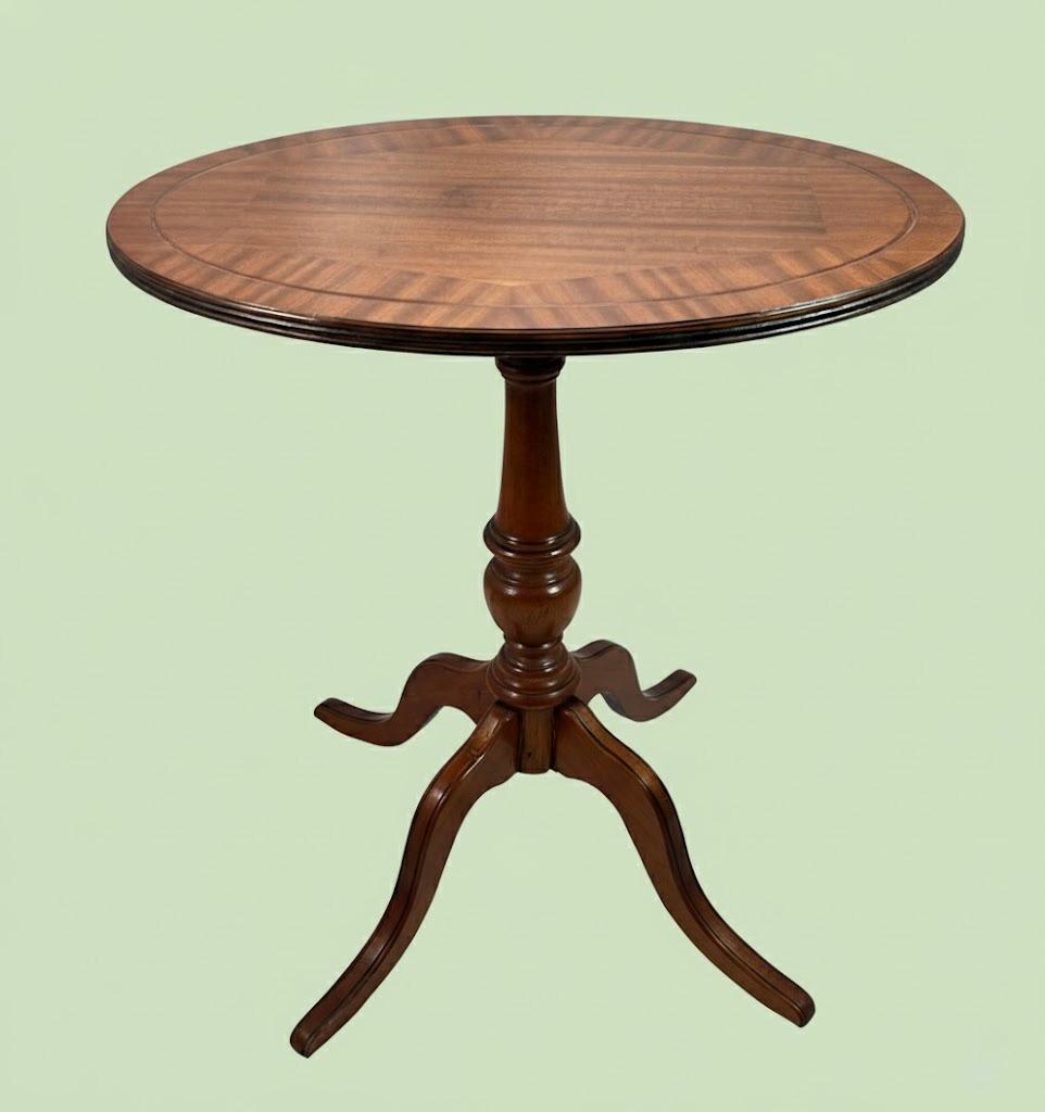 Stolik salonowy stojący na 4 giętych nogach