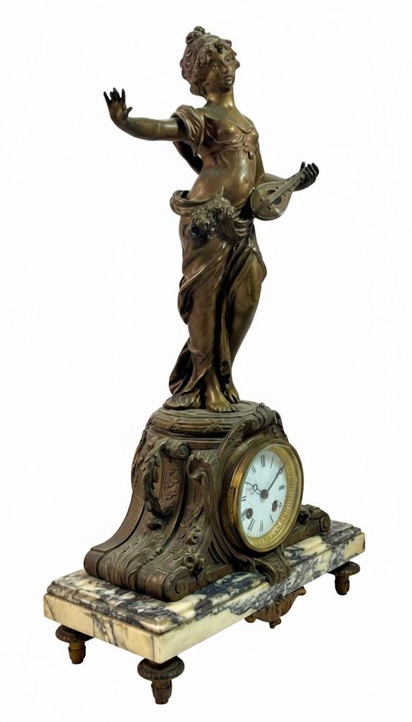 Zegar zdobiony pełnoplastyczną figurą tancerki z mandoliną