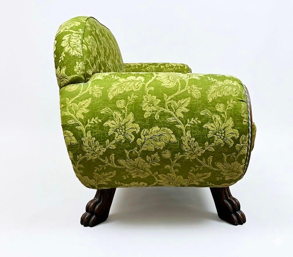 Salonowa sofa trzyosobowa stojąca na 4 lwich łapach