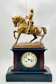 Zegar kominkowy zdobiony pełnoplstyczną figurą Joanny d'Arc na koniu