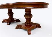 Pałacowy stół stojący na dwóch filarowych nogach