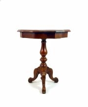 Stolik salonowy stojący na 3 giętych nogach