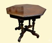 Stół ośmiokątny stojący na 4 giętych nogach