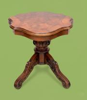 Stolik salonowy z wielolistnym blatem stojący na 4 giętych nogach