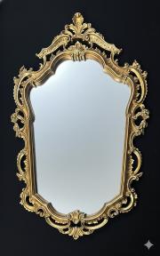 Lustro salonowe w dekoracyjnej złoconej ramie