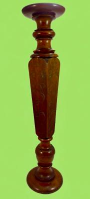 Secesyjny postument salonowy stojący na okrągłej podstawie