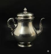 Srebrny dzbanek z wiekiem zdobiony kwiatonem , masa 480 g